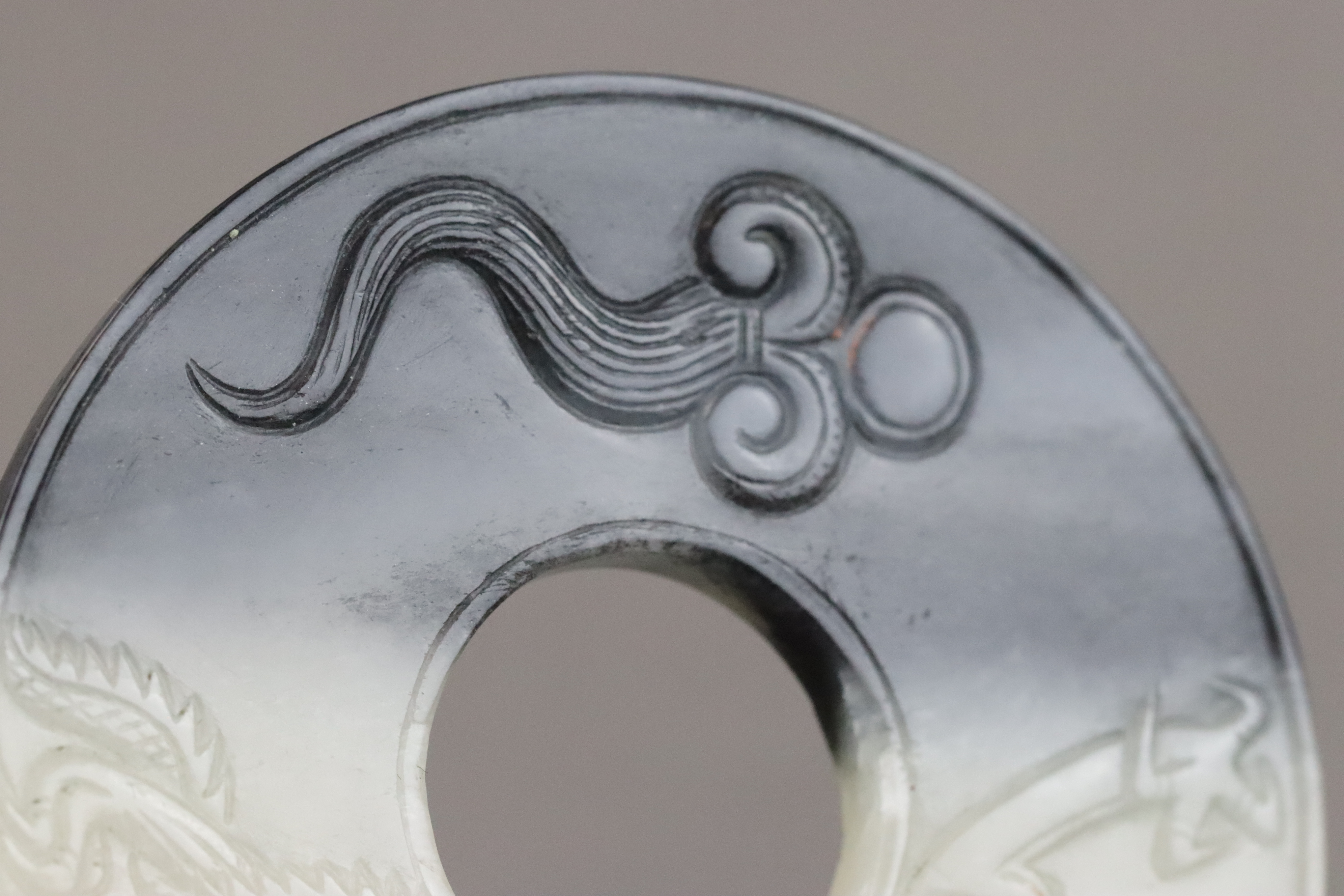 A Black and White Jade Dragon and Phoenix Bi Disc, Ming dynasty or earlier - Image 8 of 9
