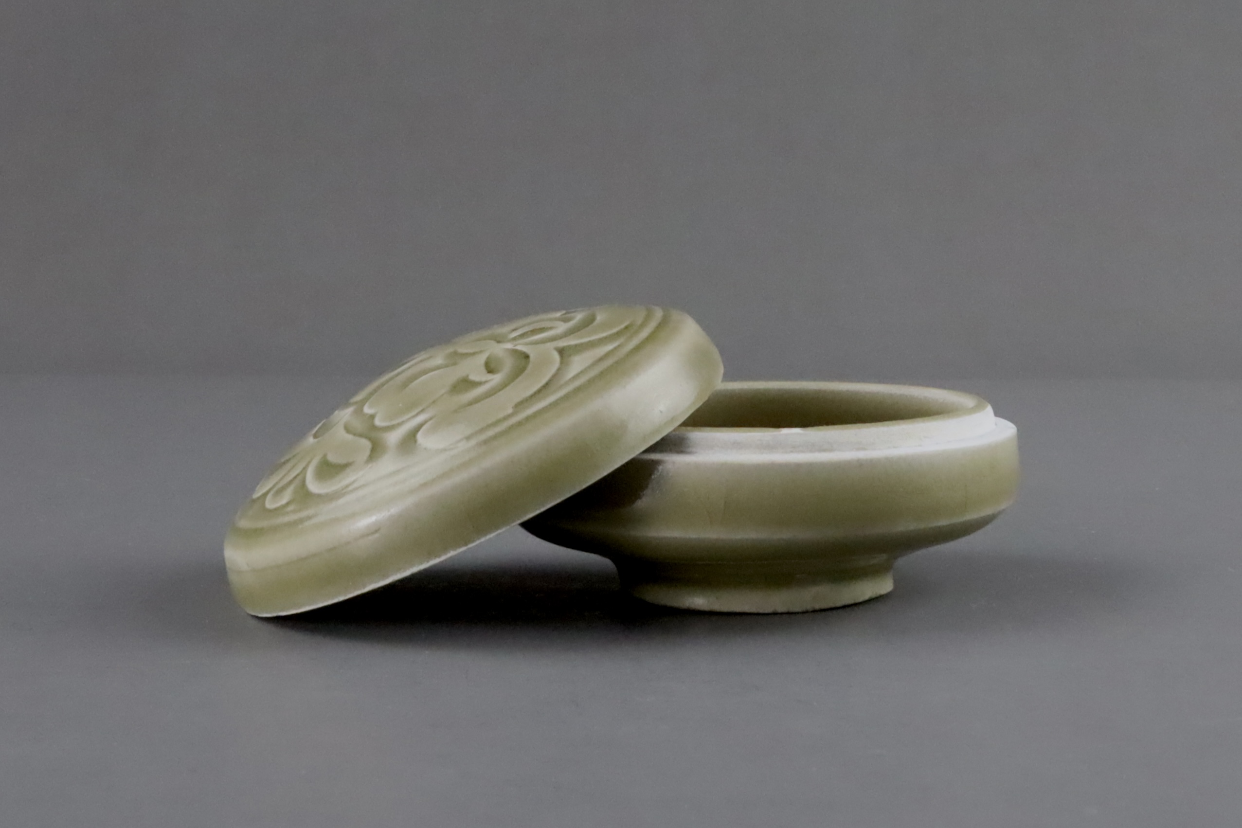 A Fine Yaozhou Carved Celadon Box and Cover, Song dynasty - Image 4 of 11