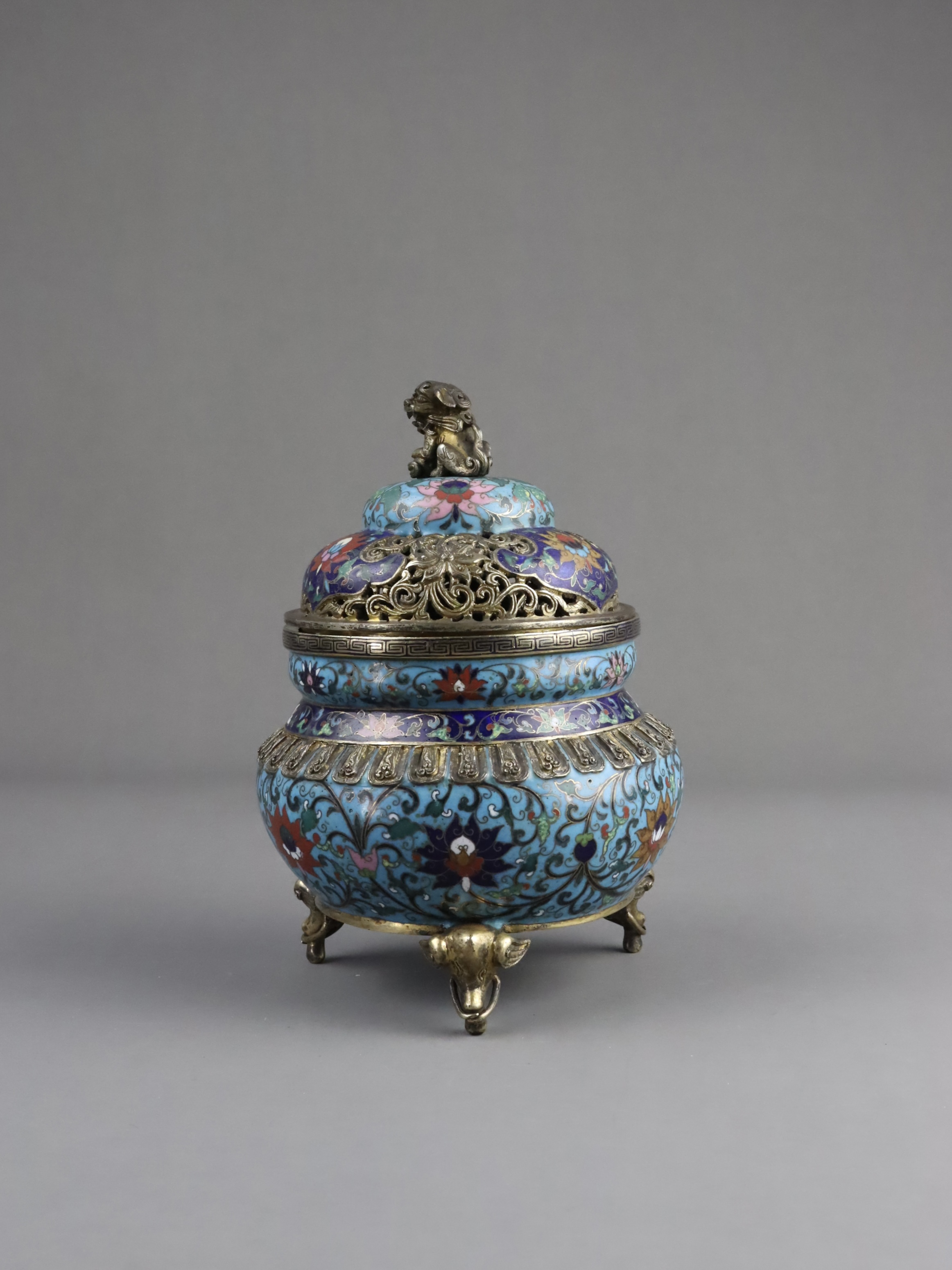 A Cloisonne Tripod Censer and Cover, 18/19th century - Image 4 of 10