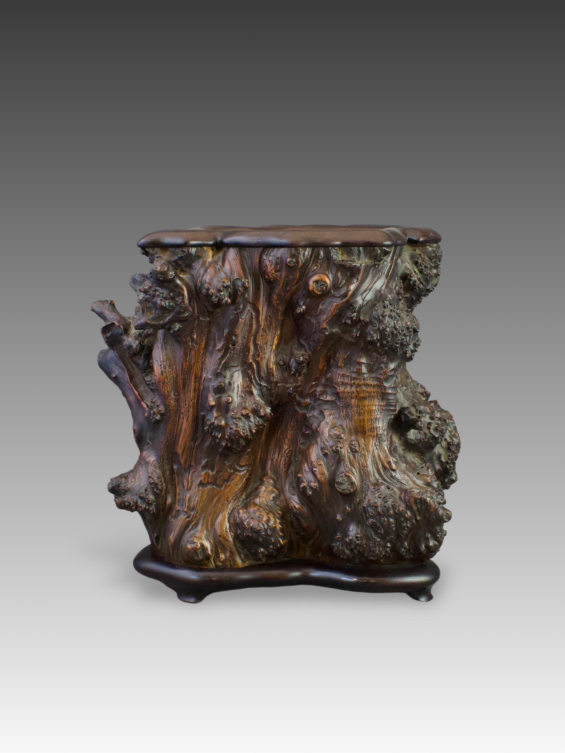 A Handsome Burrwood Brushpot, Qing dynasty