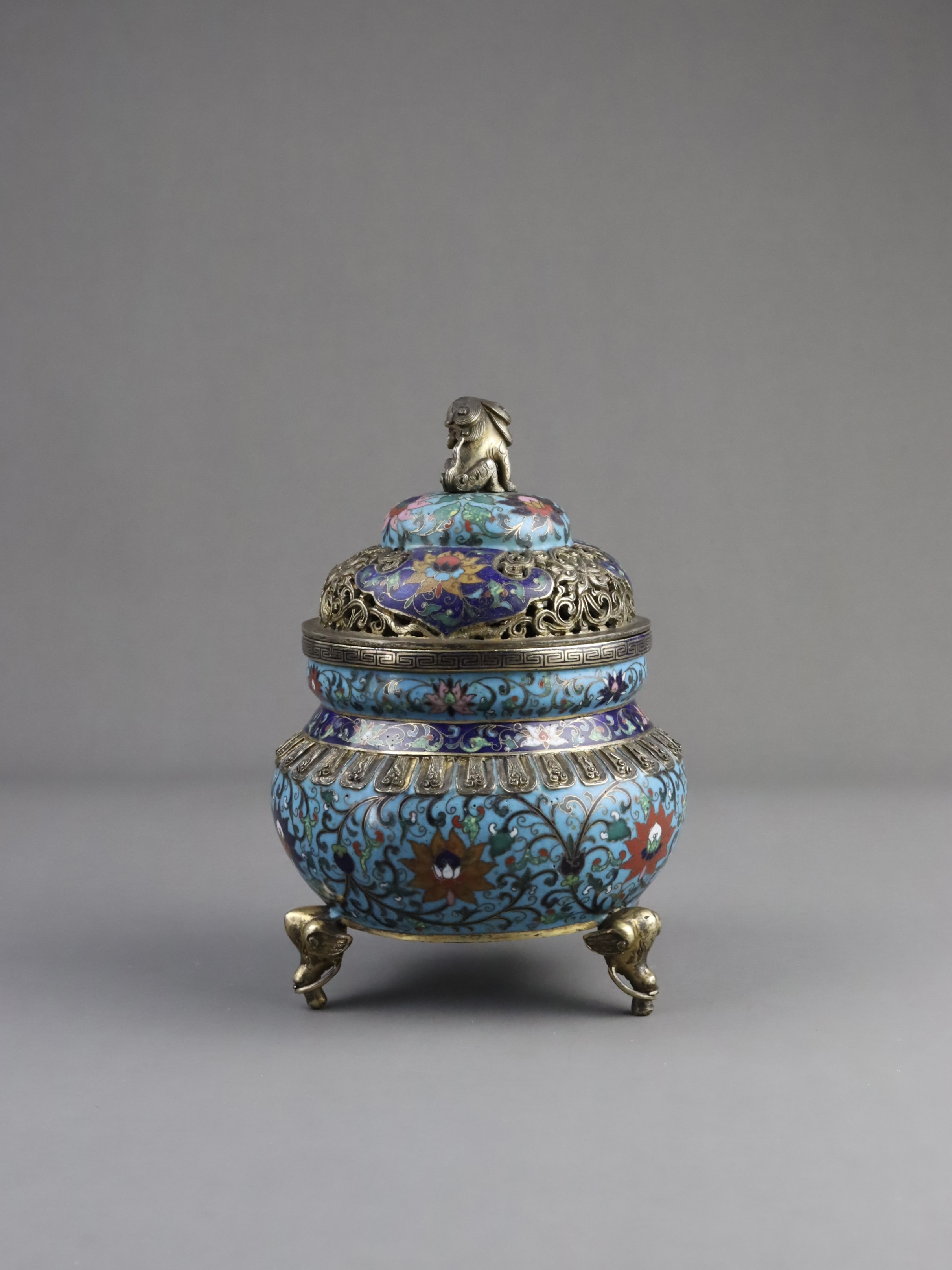 A Cloisonne Tripod Censer and Cover, 18/19th century - Image 5 of 10