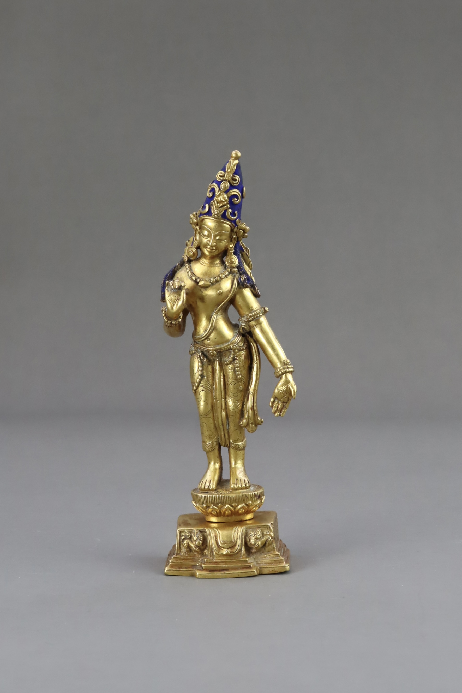 A Tibetan Gilt Bronze Figure of Padmapani, 18/19th century - Image 2 of 10