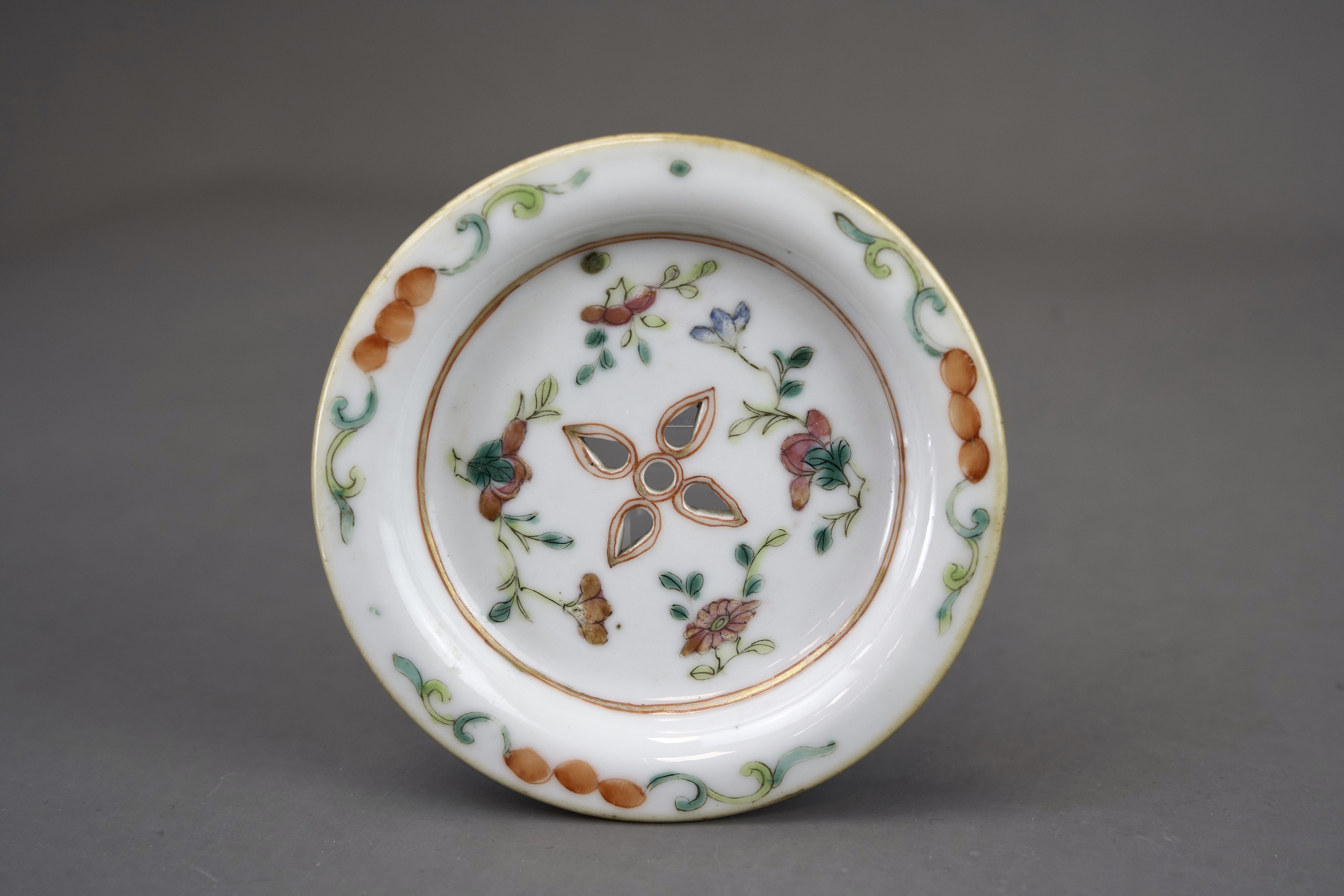 An Inscribed 'famille rose' Bowl with Pierced Cover,19th century, - Image 5 of 9