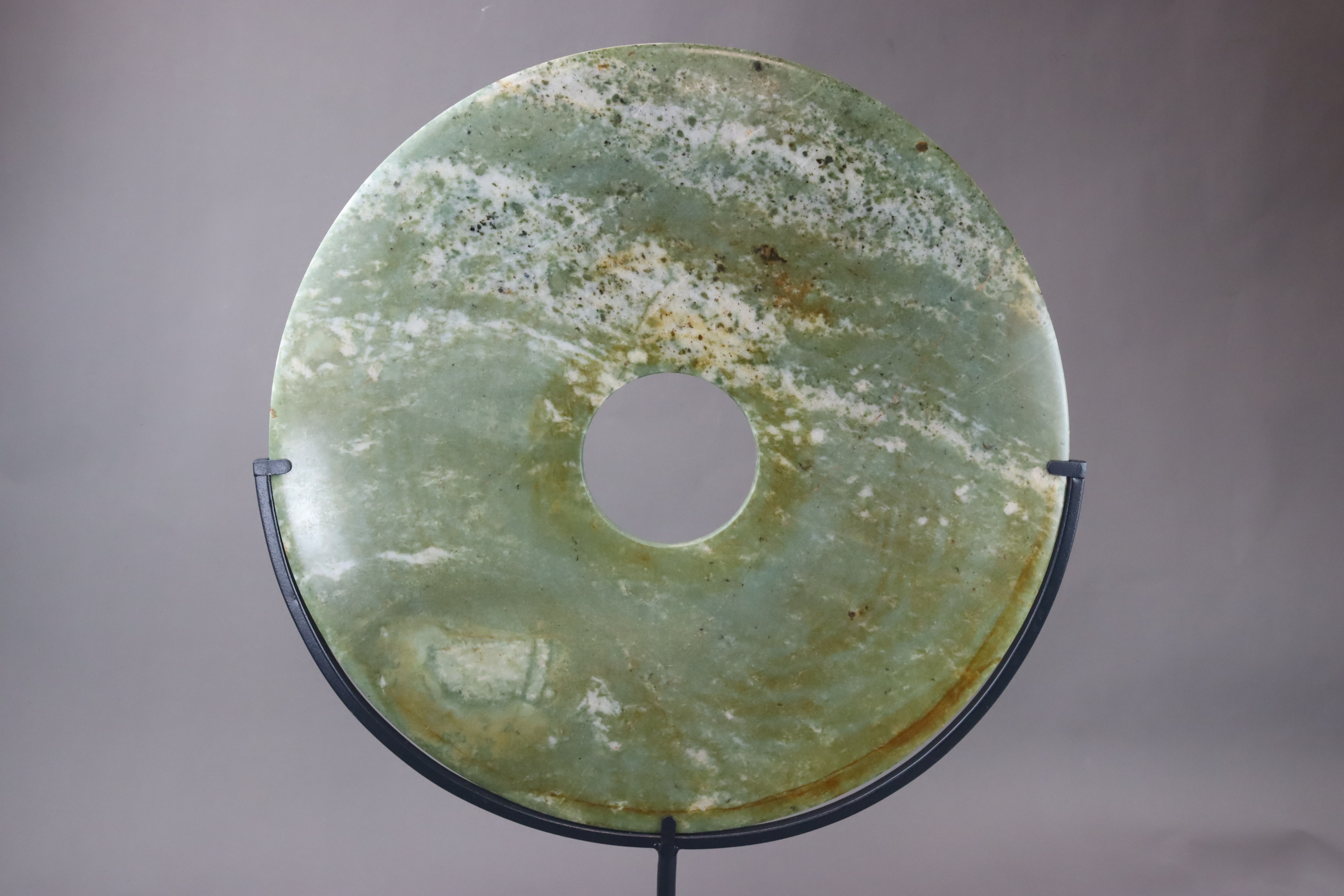 A Grey Jade 'bi' Disc, modern - Bild 4 aus 5