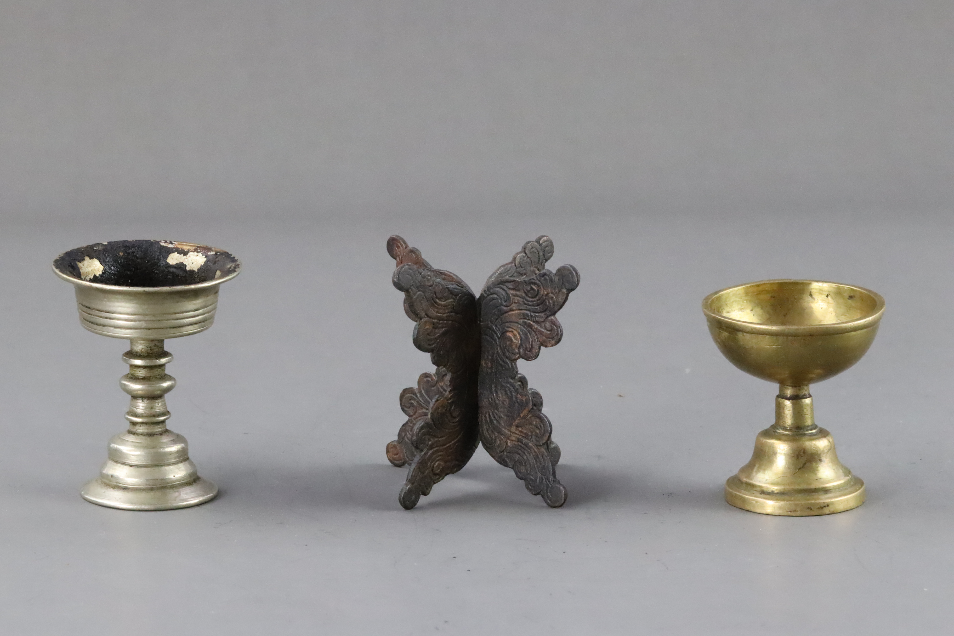 A Gilt Copper Altar Emblem, 17/18th century, Two Butter Lamps and a Stand, 19/20th century, - Bild 13 aus 13