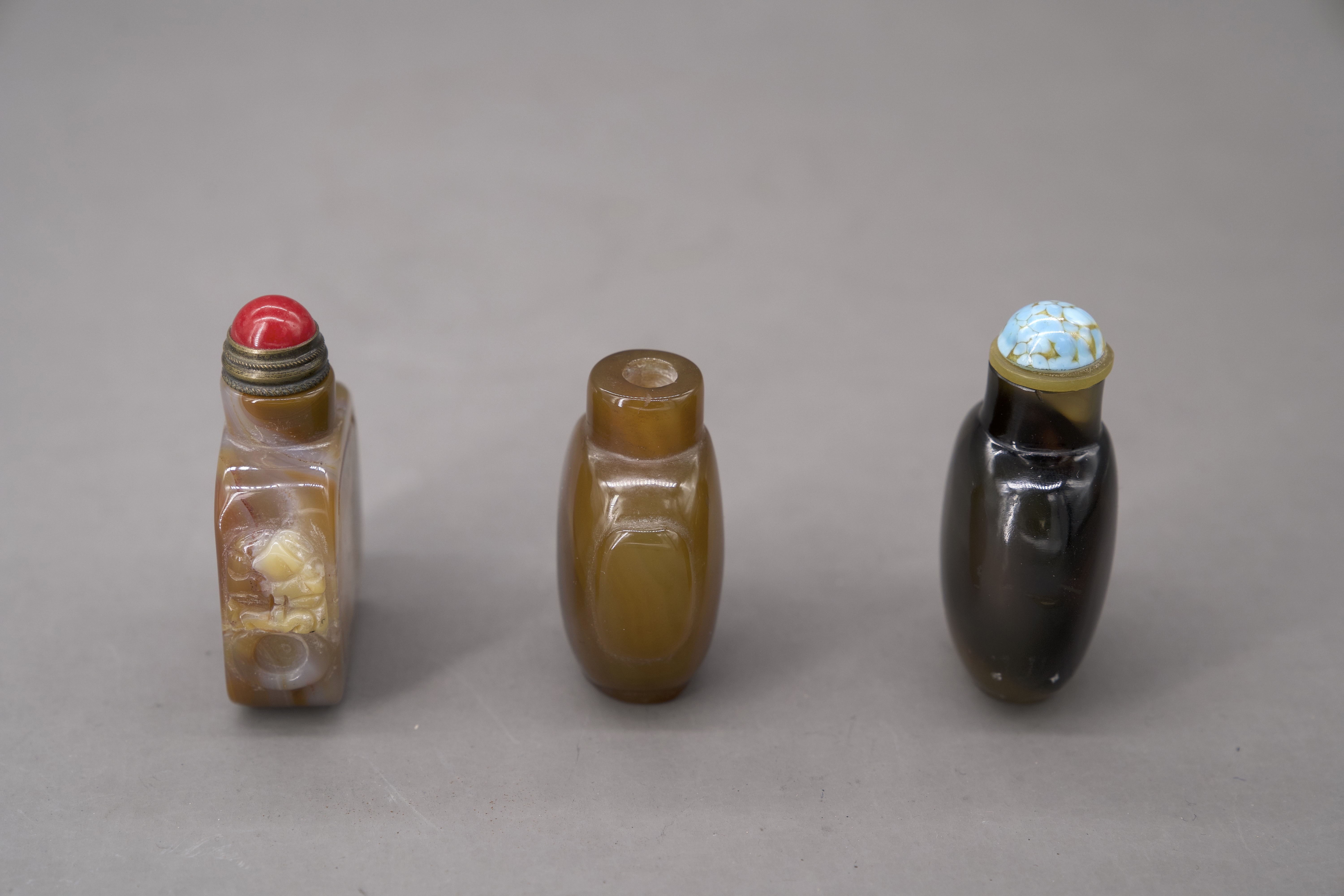 Three Agate Snuffbottles, late Qing dynasty - Image 3 of 8