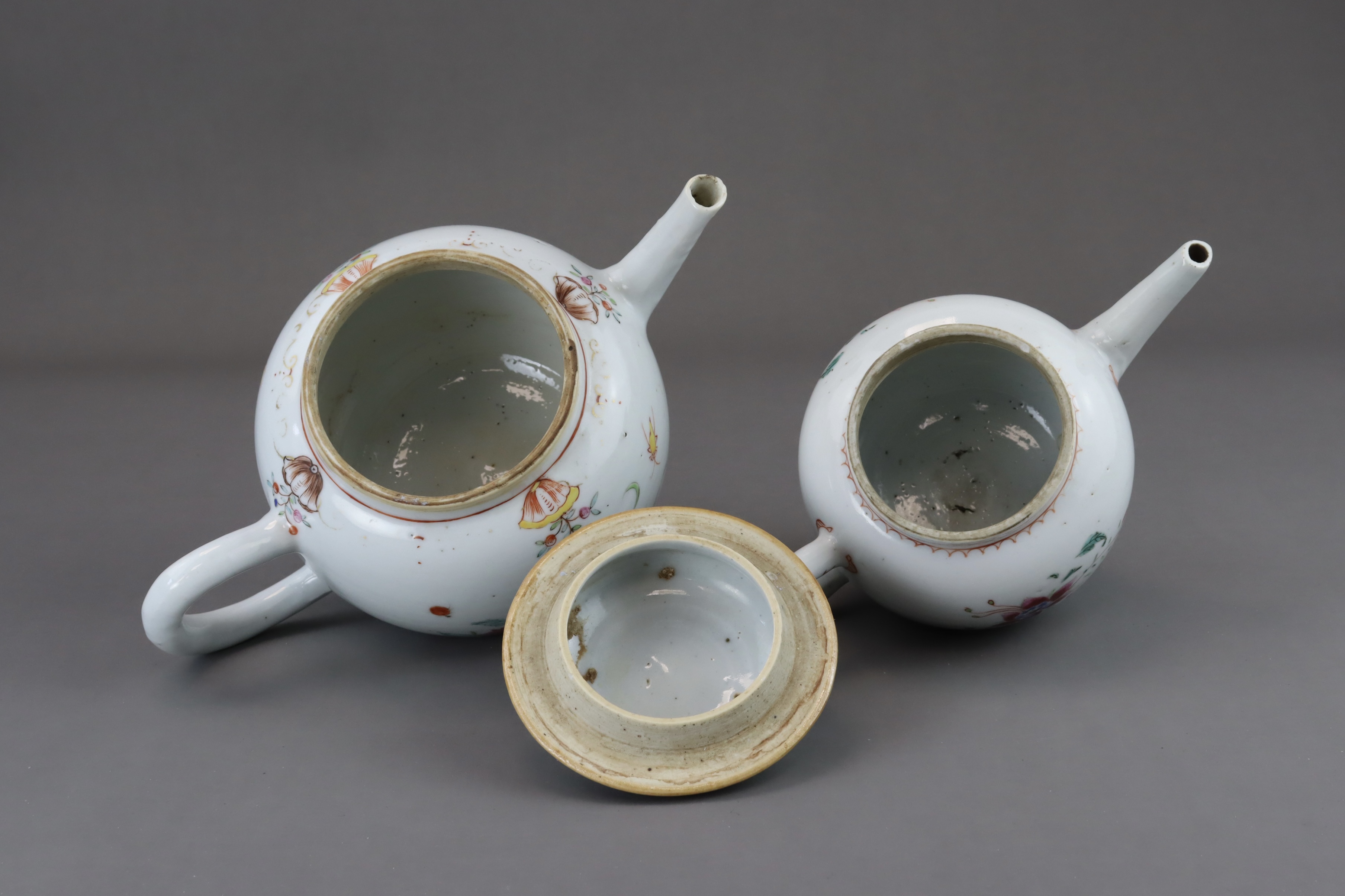 Two 'famille rose' Floral Teapots and Lid, Qinglong - Image 7 of 8