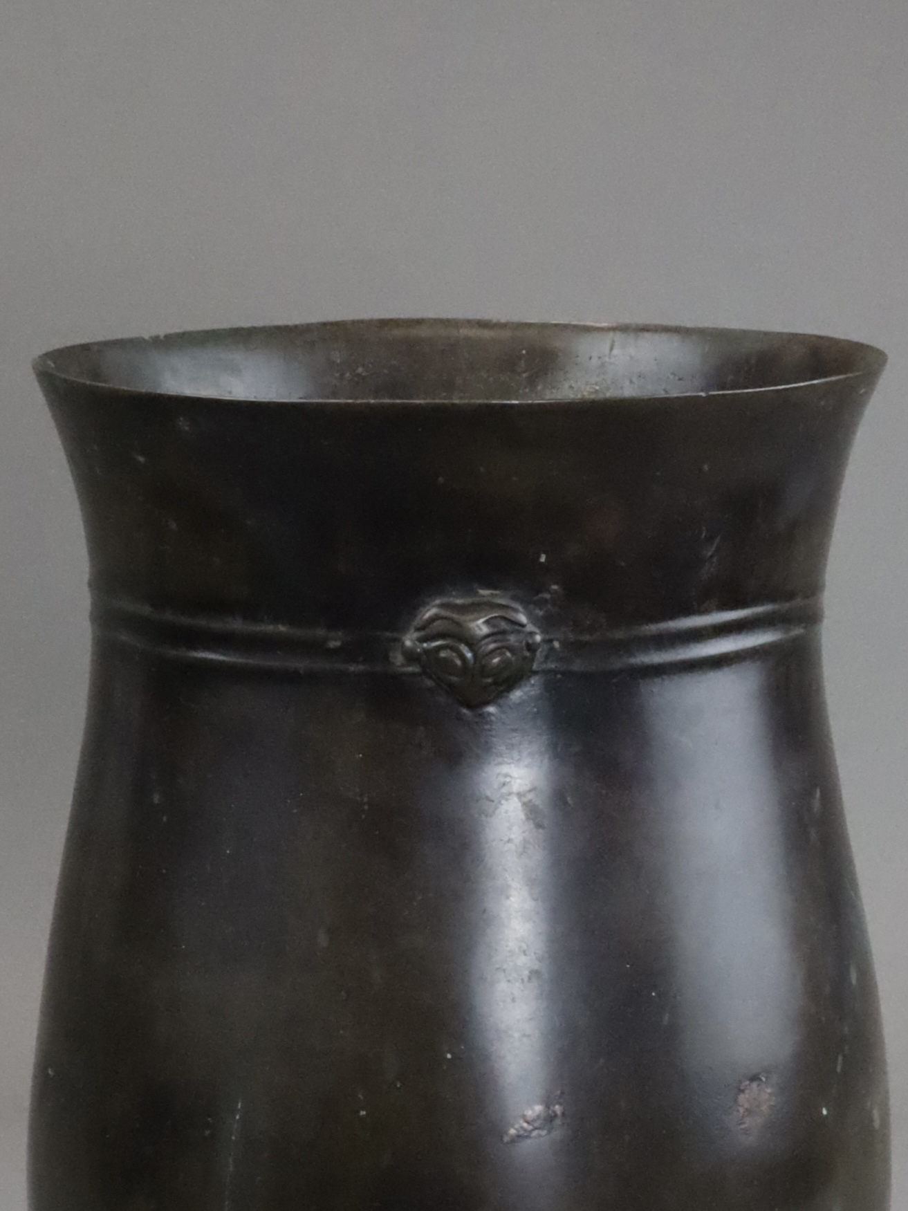 A Bronze Vase, hu, Ming dynasty - Image 4 of 9