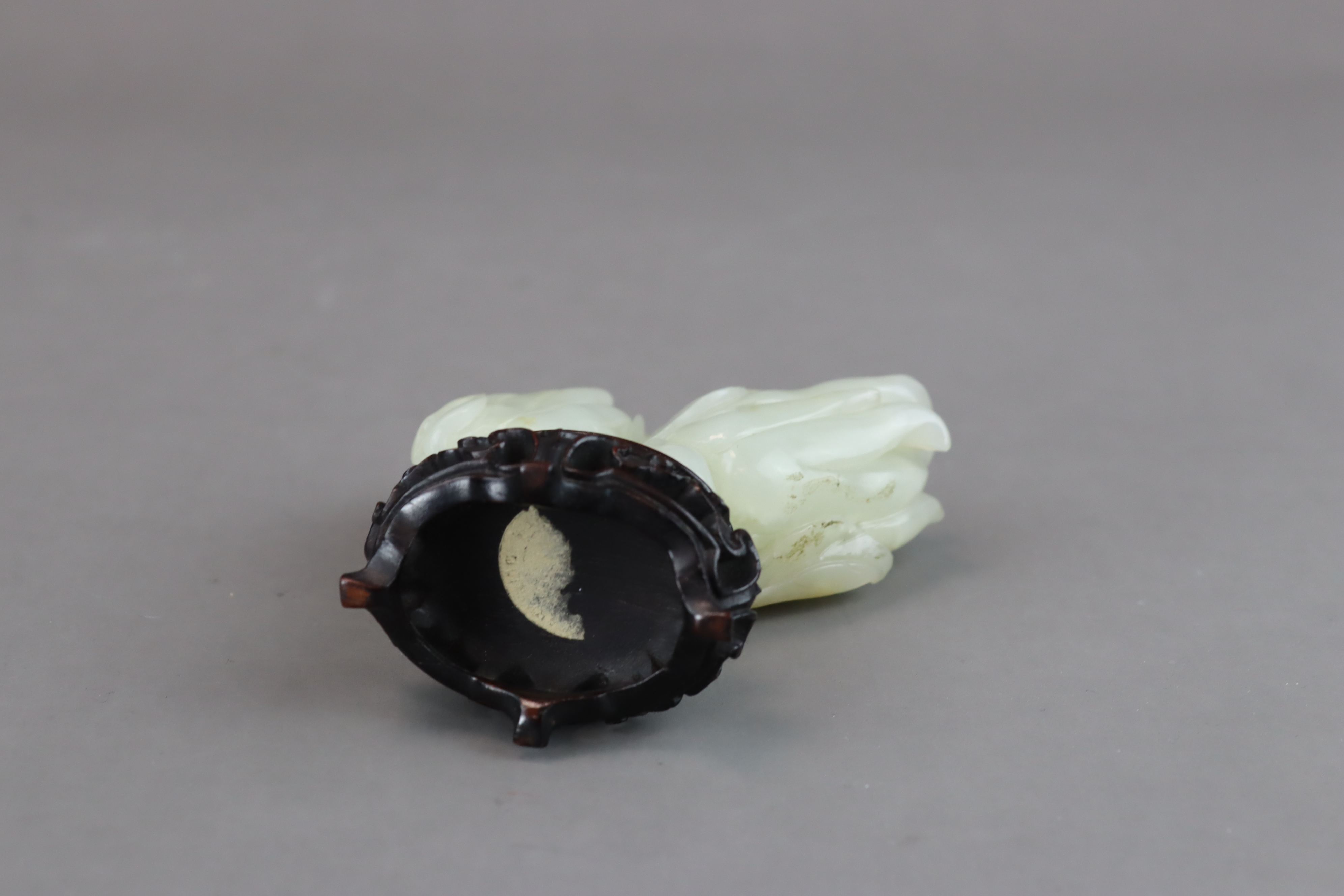 A Celadon Jade Double Citron Pendant, mid Qing dynasty - Image 6 of 6
