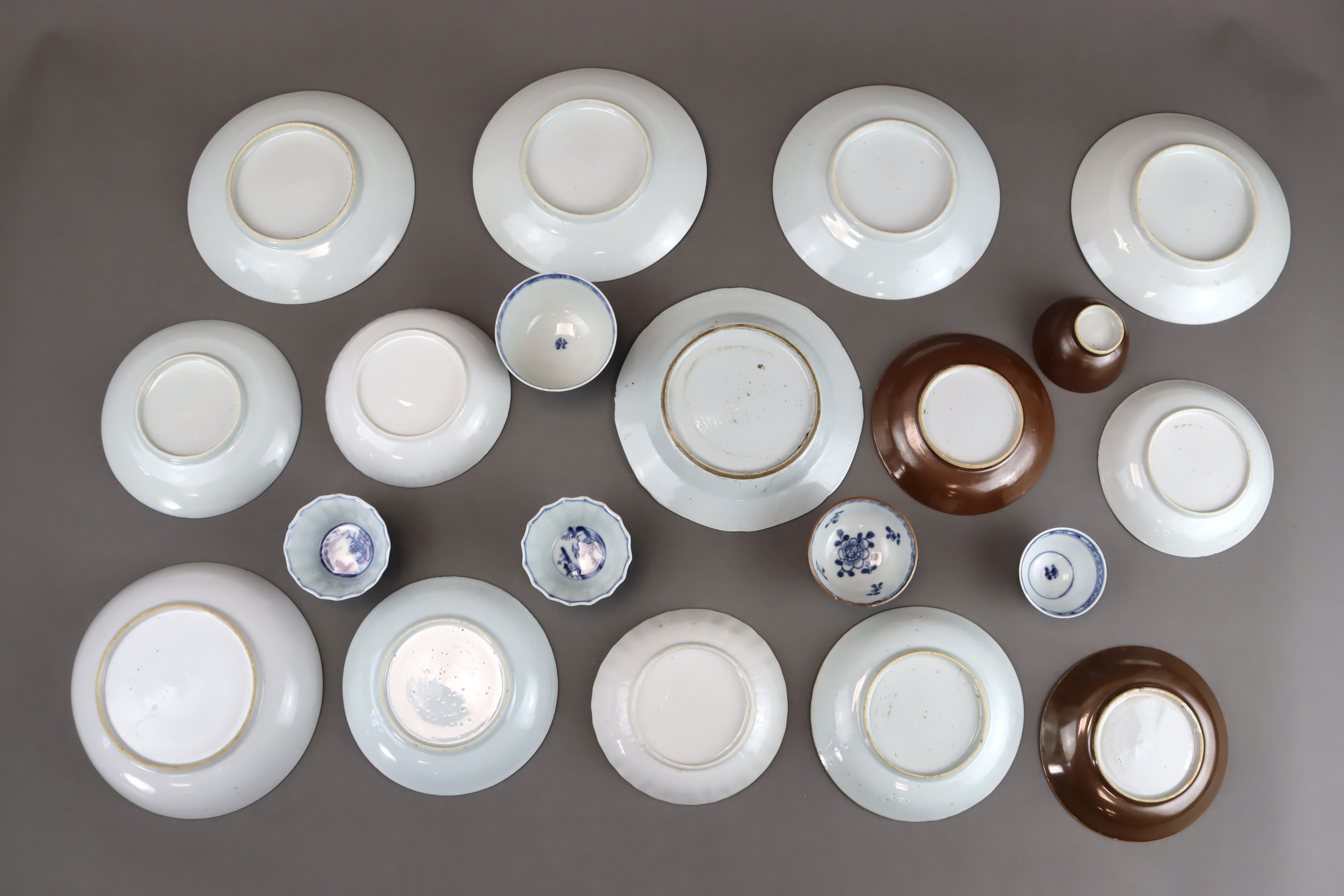 A Set of 14 Saucers and 6 Cups, Kangxi and later - Bild 2 aus 9