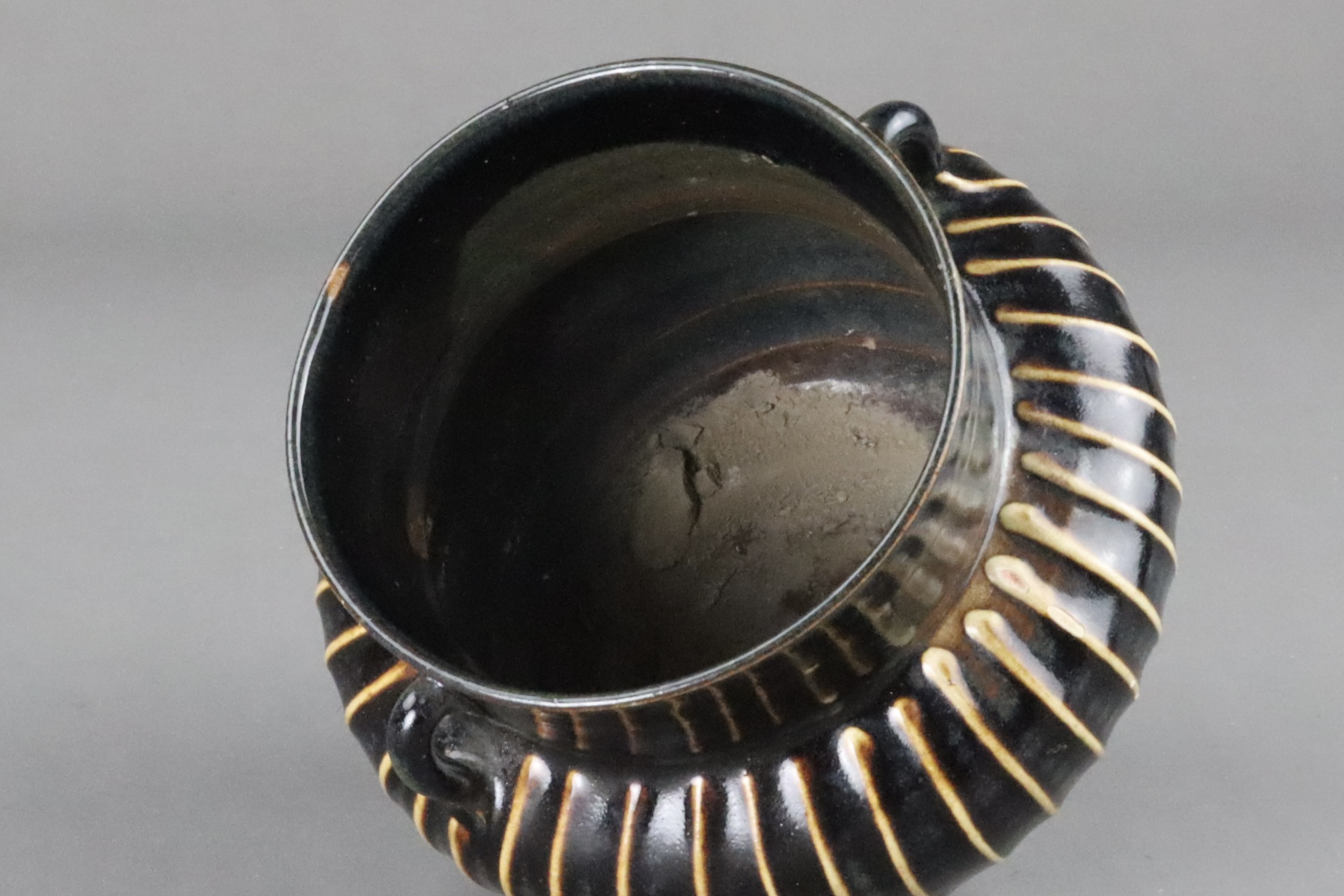 A Cizhou Black-glazed Ribbed Handled Jar, Song dynasty - Image 7 of 10