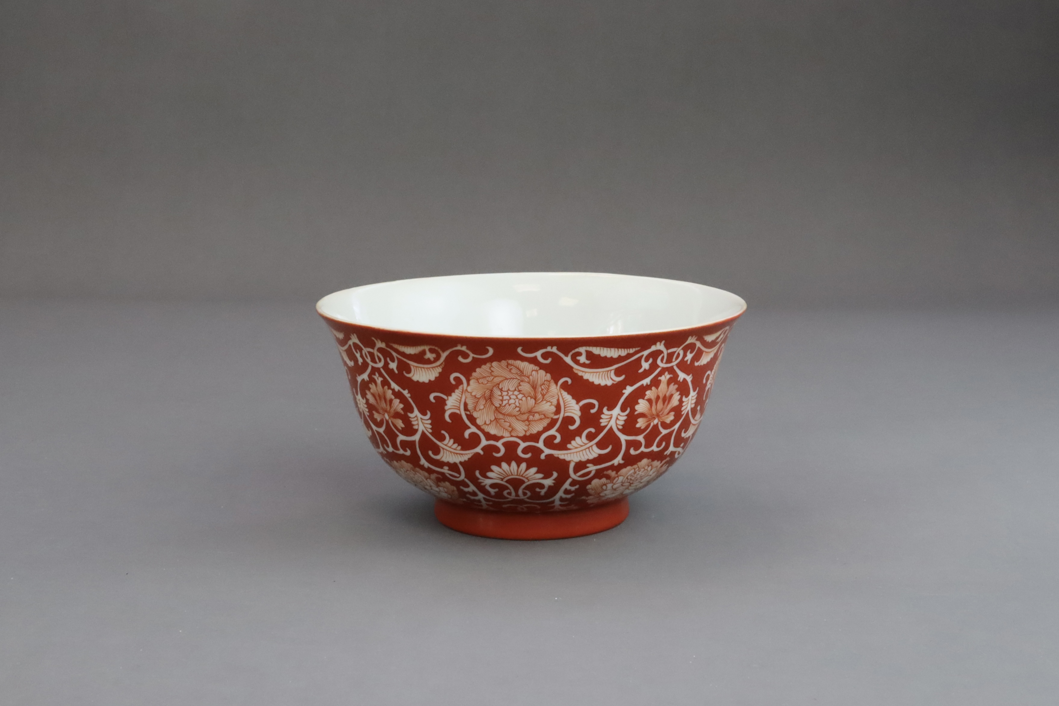 A Coral ground Lotus Scroll Bowl, six character Qianlong seal mark in underglaze blue and of the per - Bild 4 aus 8