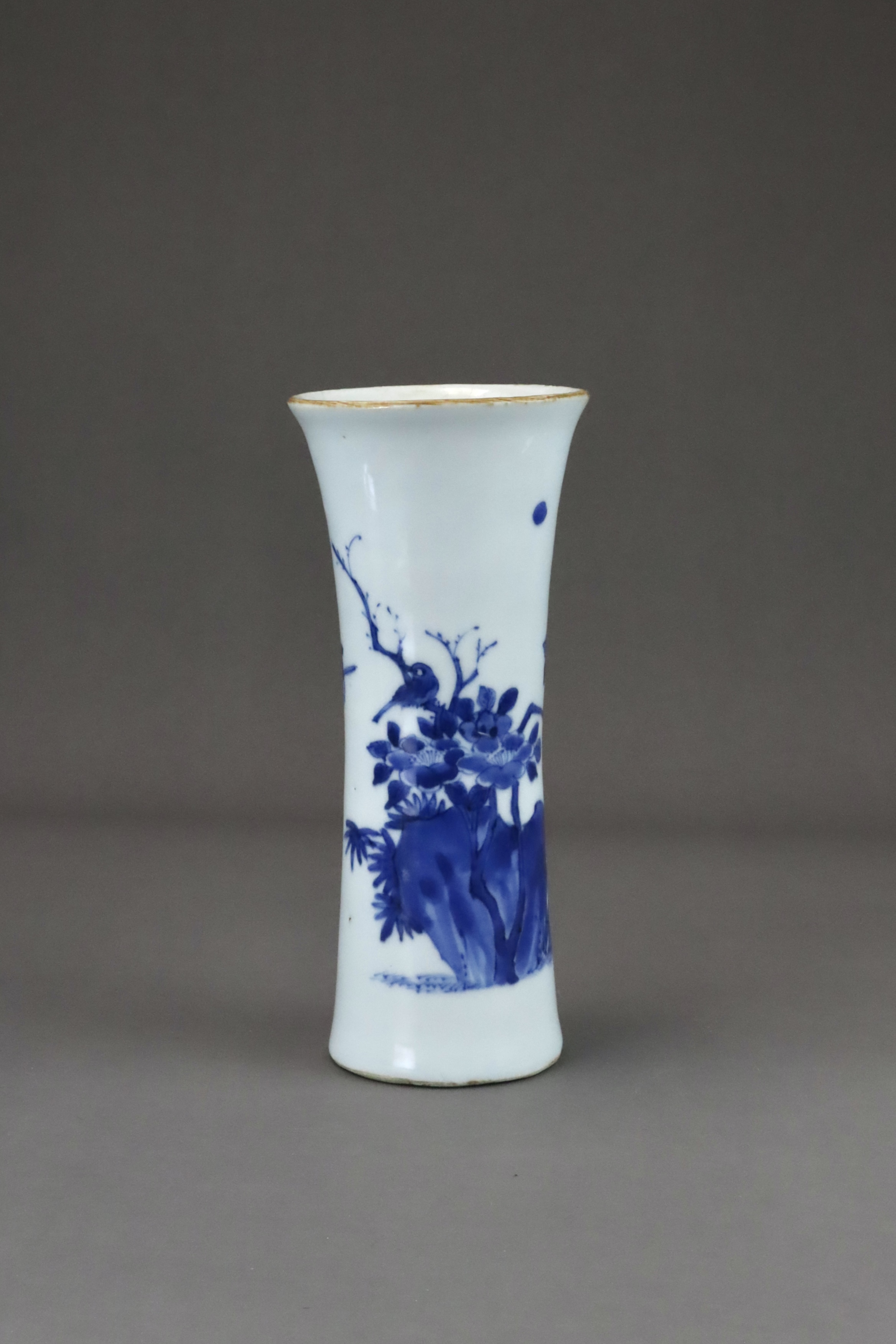 A Blue and White Beaker Vase with Birds and Flowers, Transitional - Bild 2 aus 7