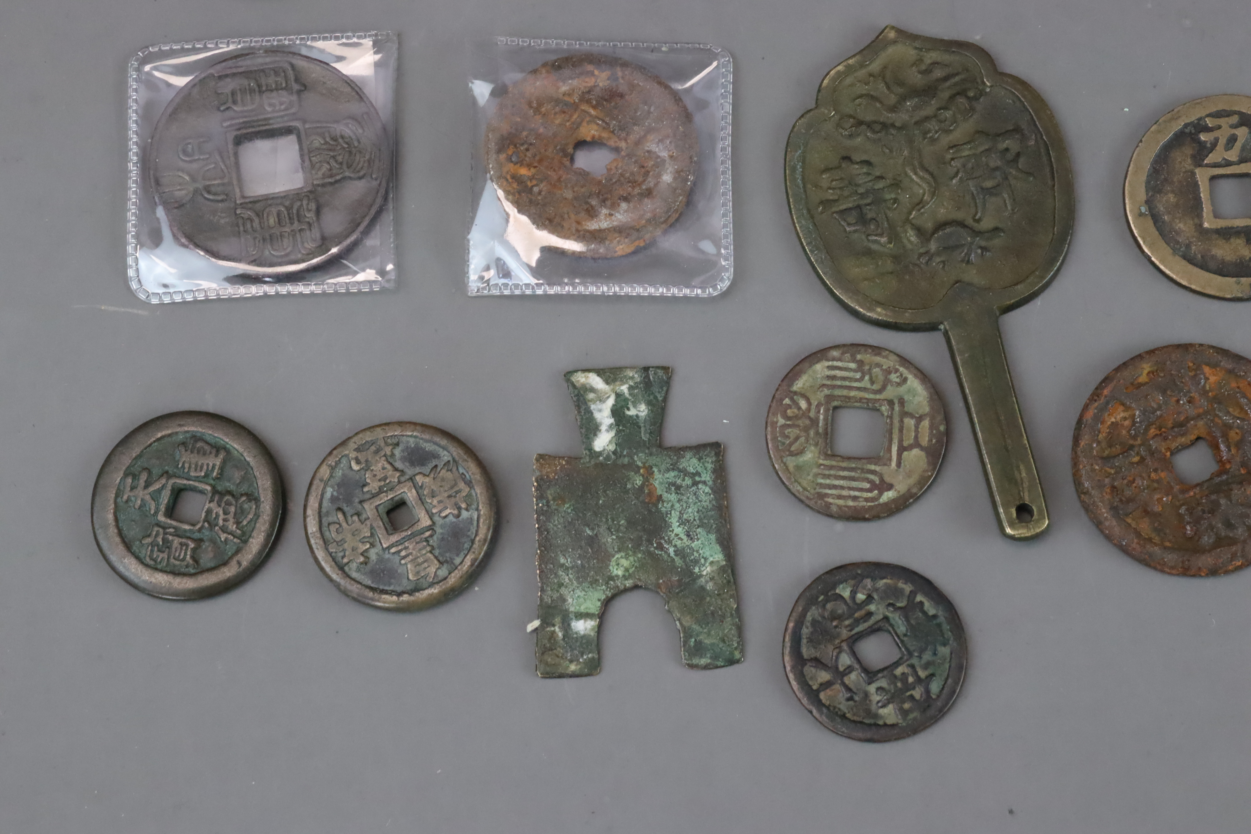 A Set of 21 Chinese Coins, Song dynasty and later - Image 6 of 10