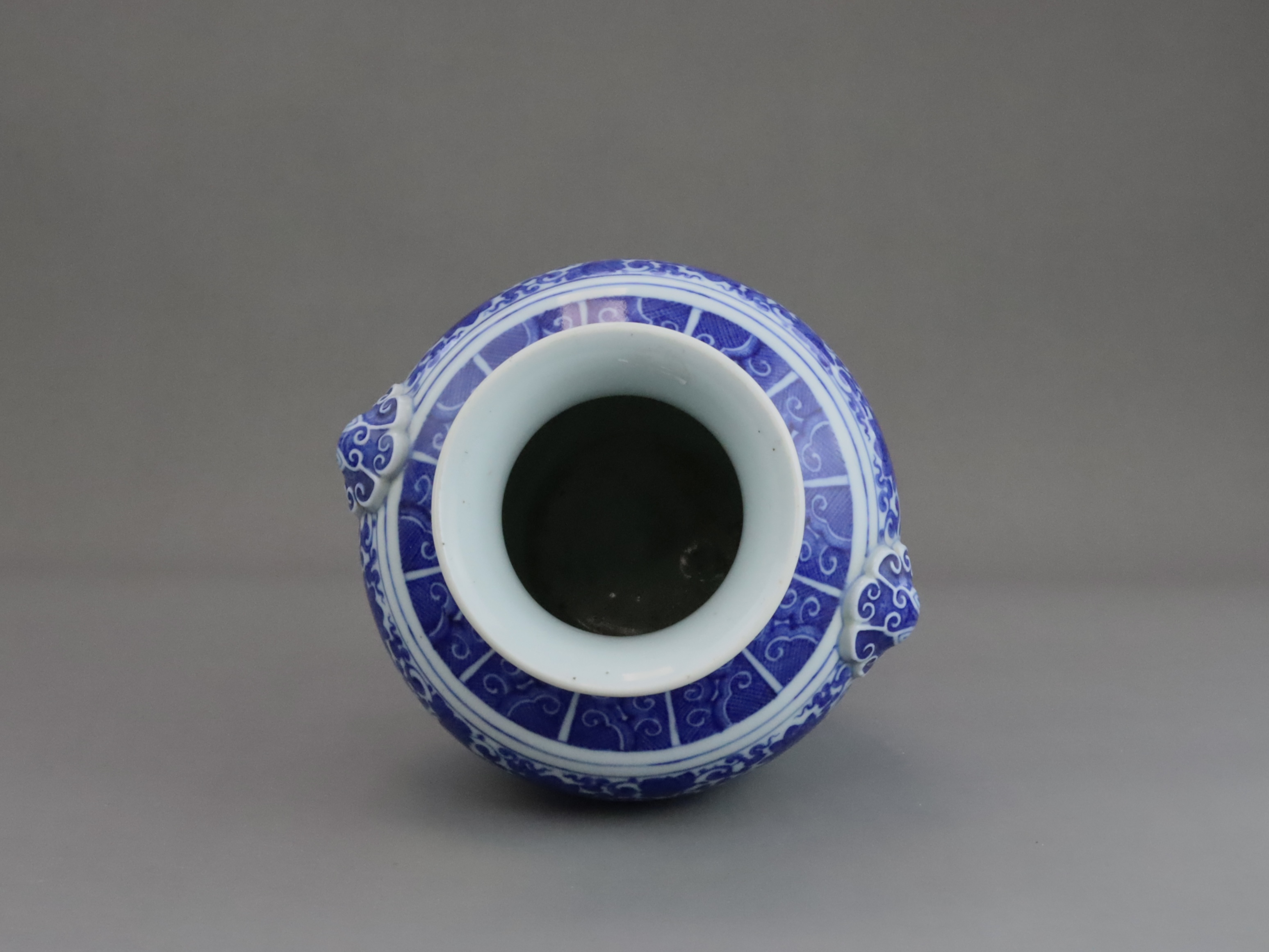 A Good Blue and White Ming style Vase, hu, six character seal mark of Qianlong, Qing dynasty, - Image 8 of 9