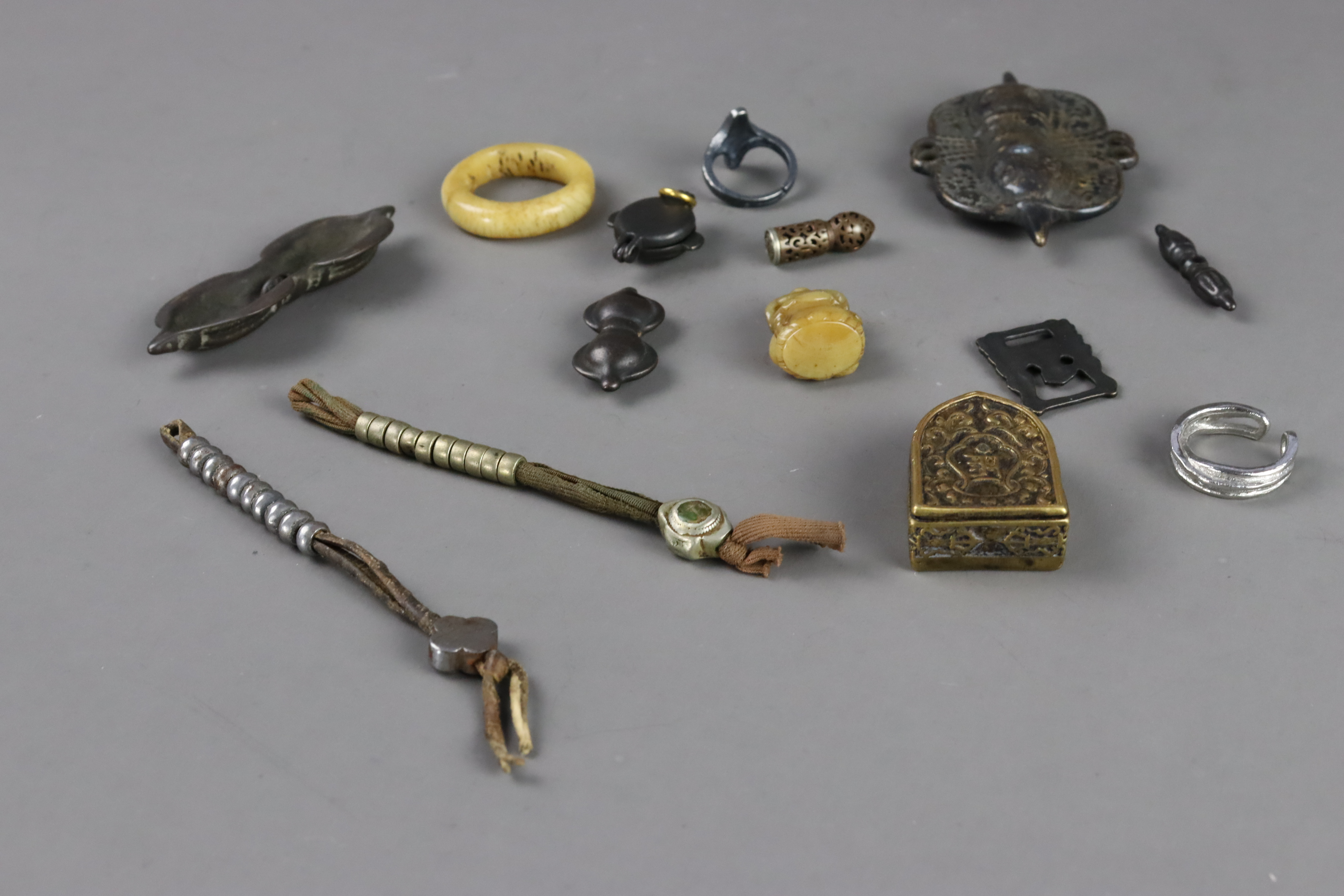 A Set of Tibetan Items, 19/20 century - Image 3 of 5