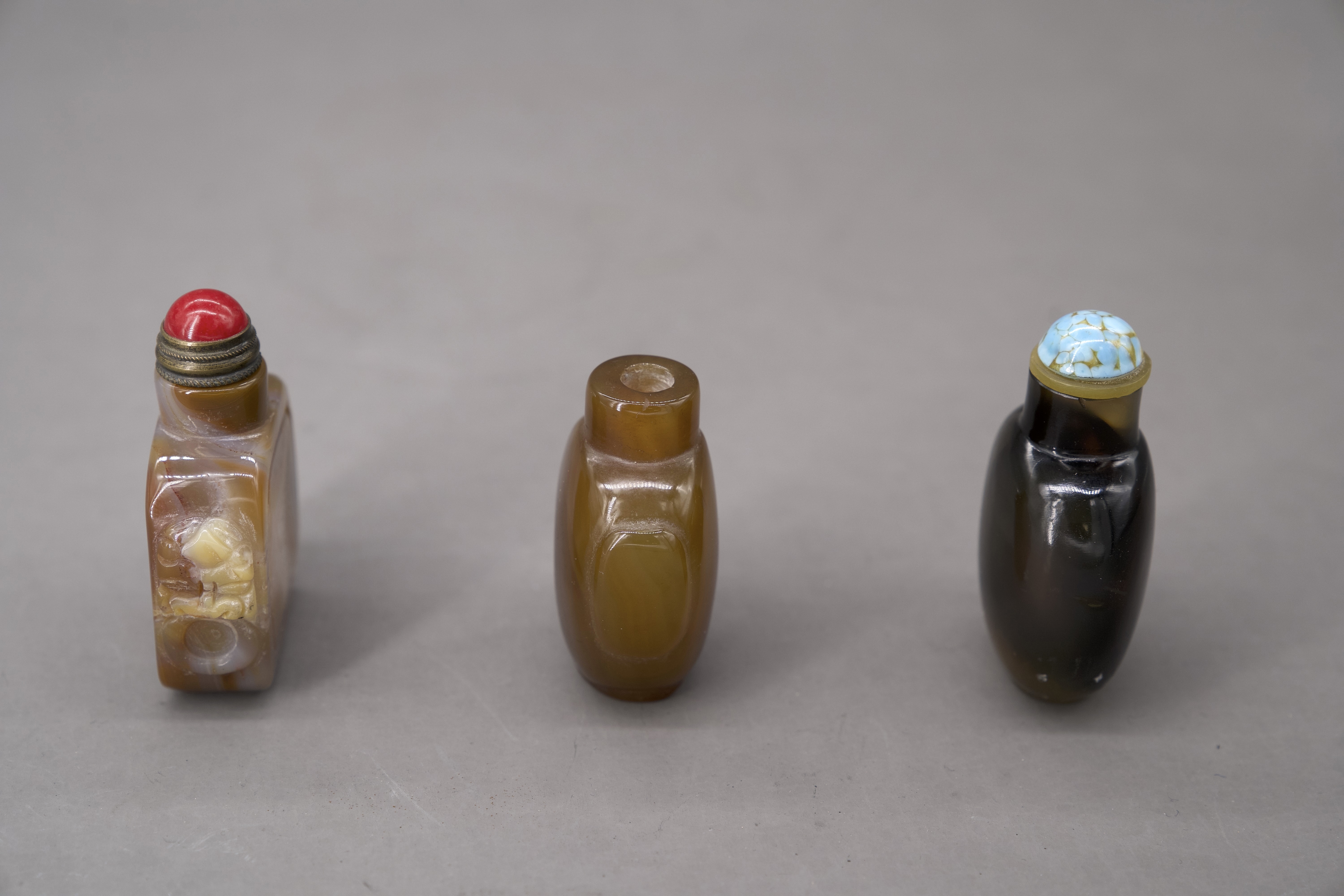 Three Agate Snuffbottles, late Qing dynasty - Image 2 of 8