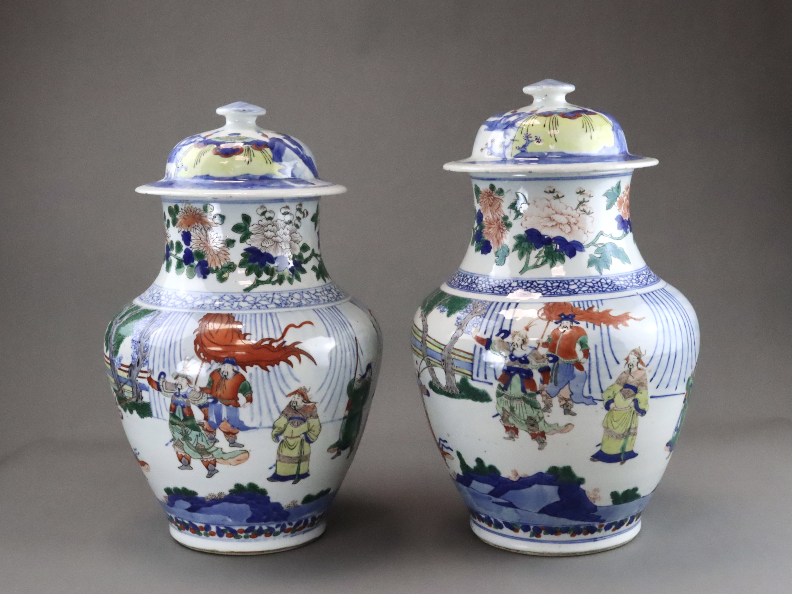 A Good Pair of Wucai Jars and Covers with Figures, 19th century, - Image 3 of 11