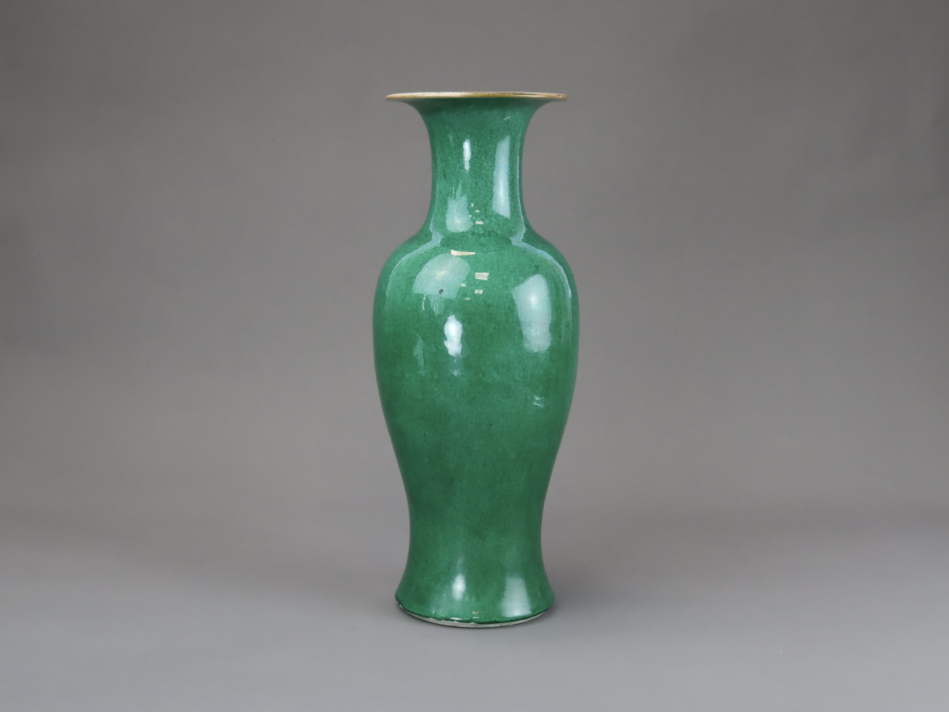 An Apple Green Vase, Qing dynasty, - Image 3 of 7