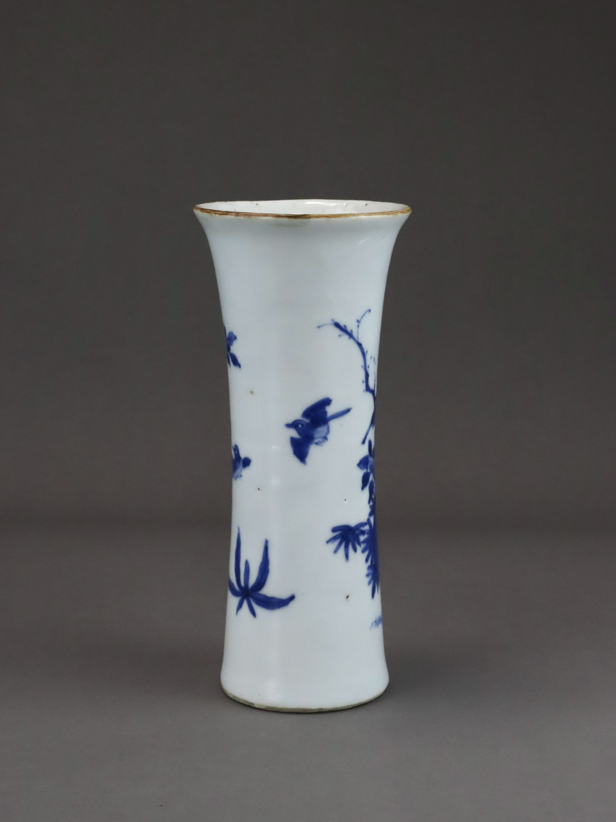 A Blue and White Beaker Vase with Birds and Flowers, Transitional - Bild 5 aus 7