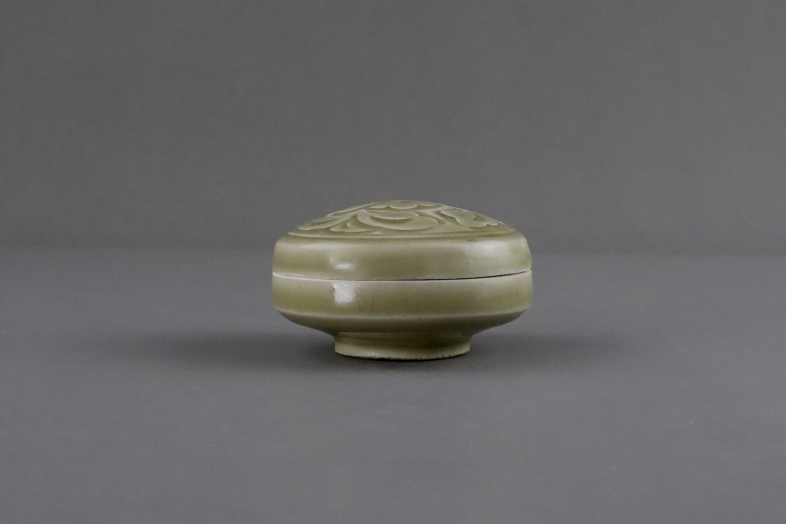 A Fine Yaozhou Carved Celadon Box and Cover, Song dynasty - Bild 2 aus 11