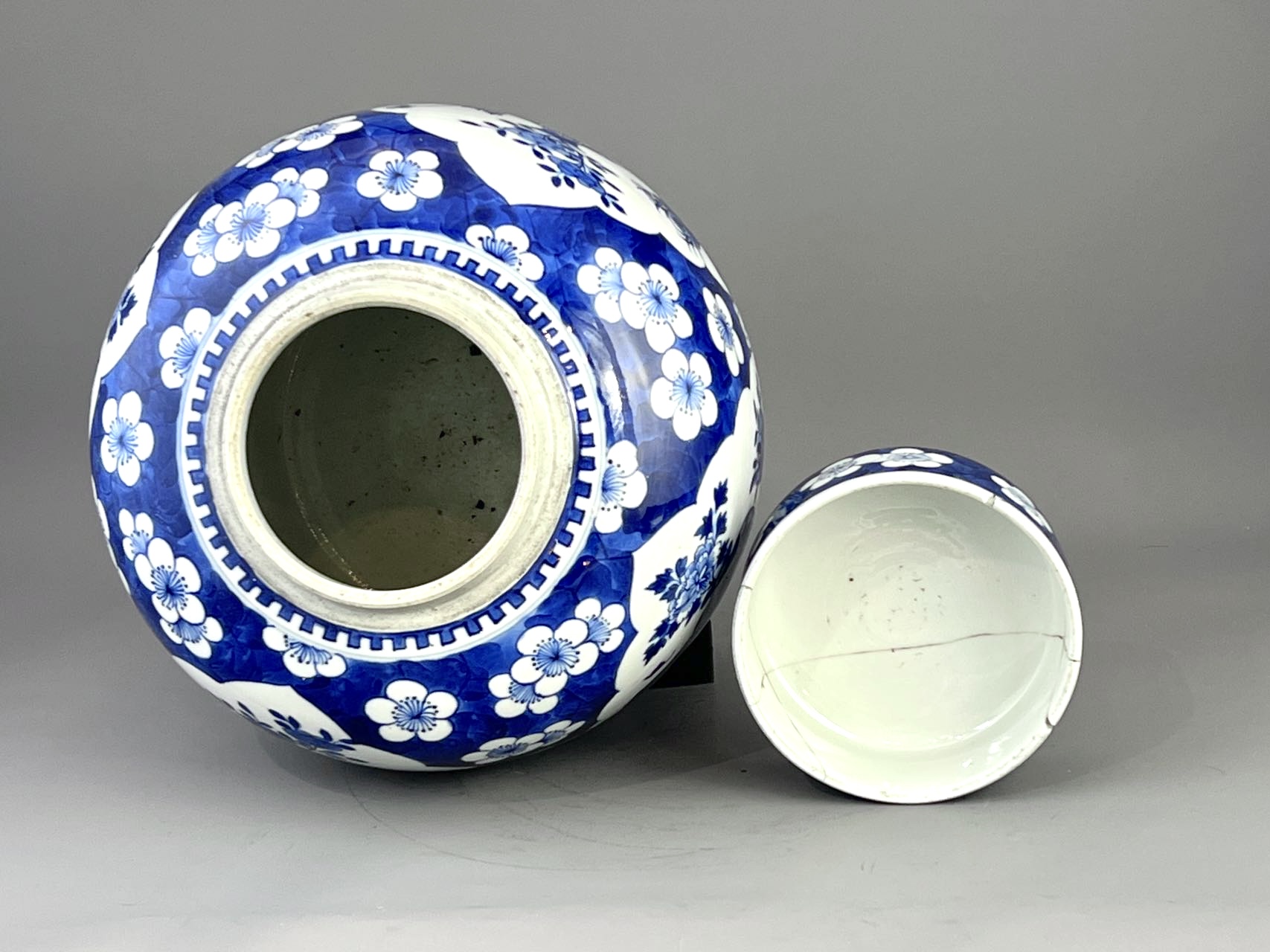 A blue and white 'Hundred antiques' Ginger Jar and Cover, Guangxu - Image 6 of 7