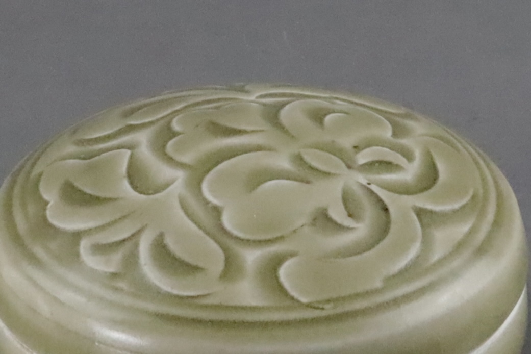 A Fine Yaozhou Carved Celadon Box and Cover, Song dynasty - Bild 6 aus 11
