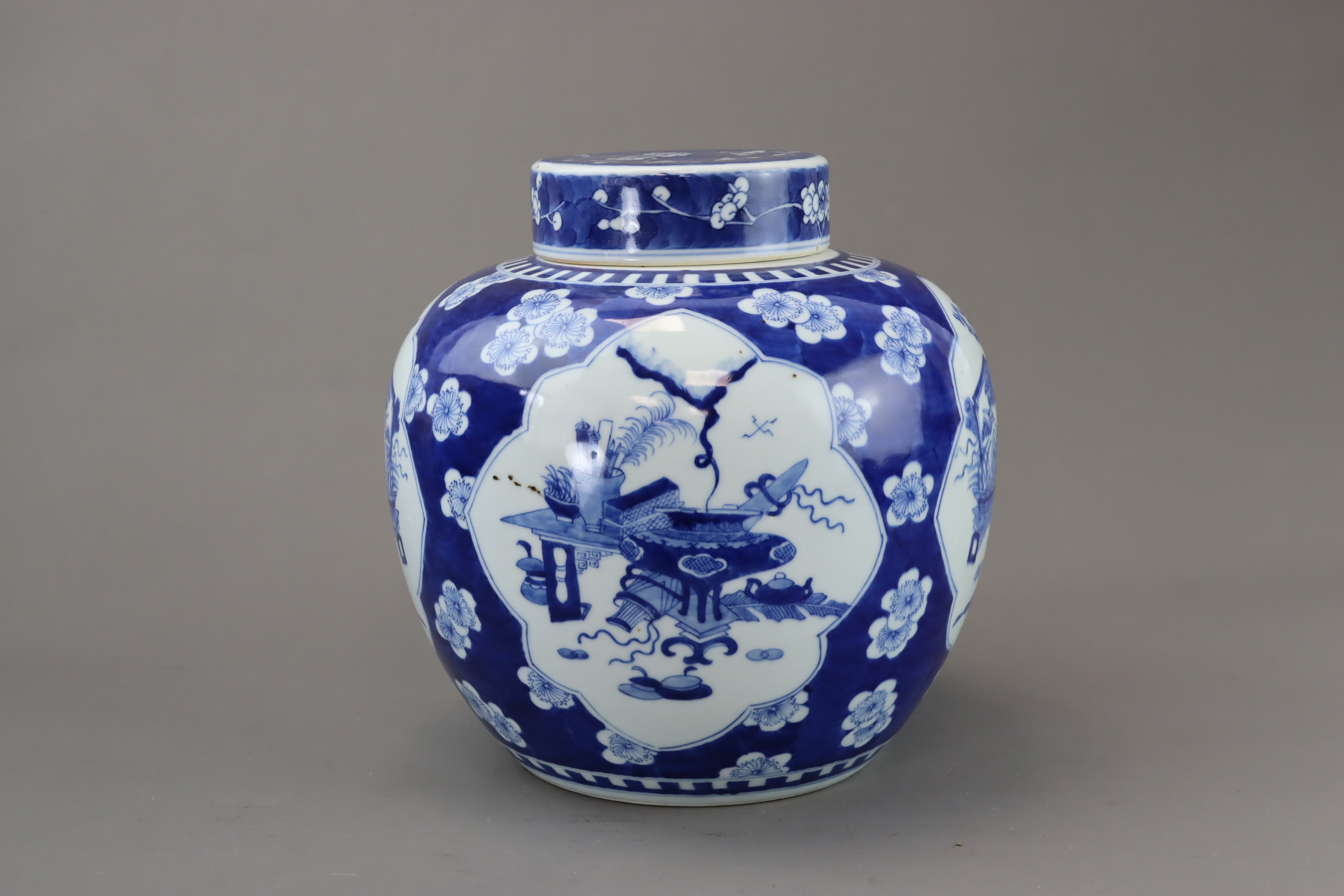 A Blue and White Jar and Cover with Prunus and the 'Hundred Treasures', Late Qing dynasty - Image 4 of 7