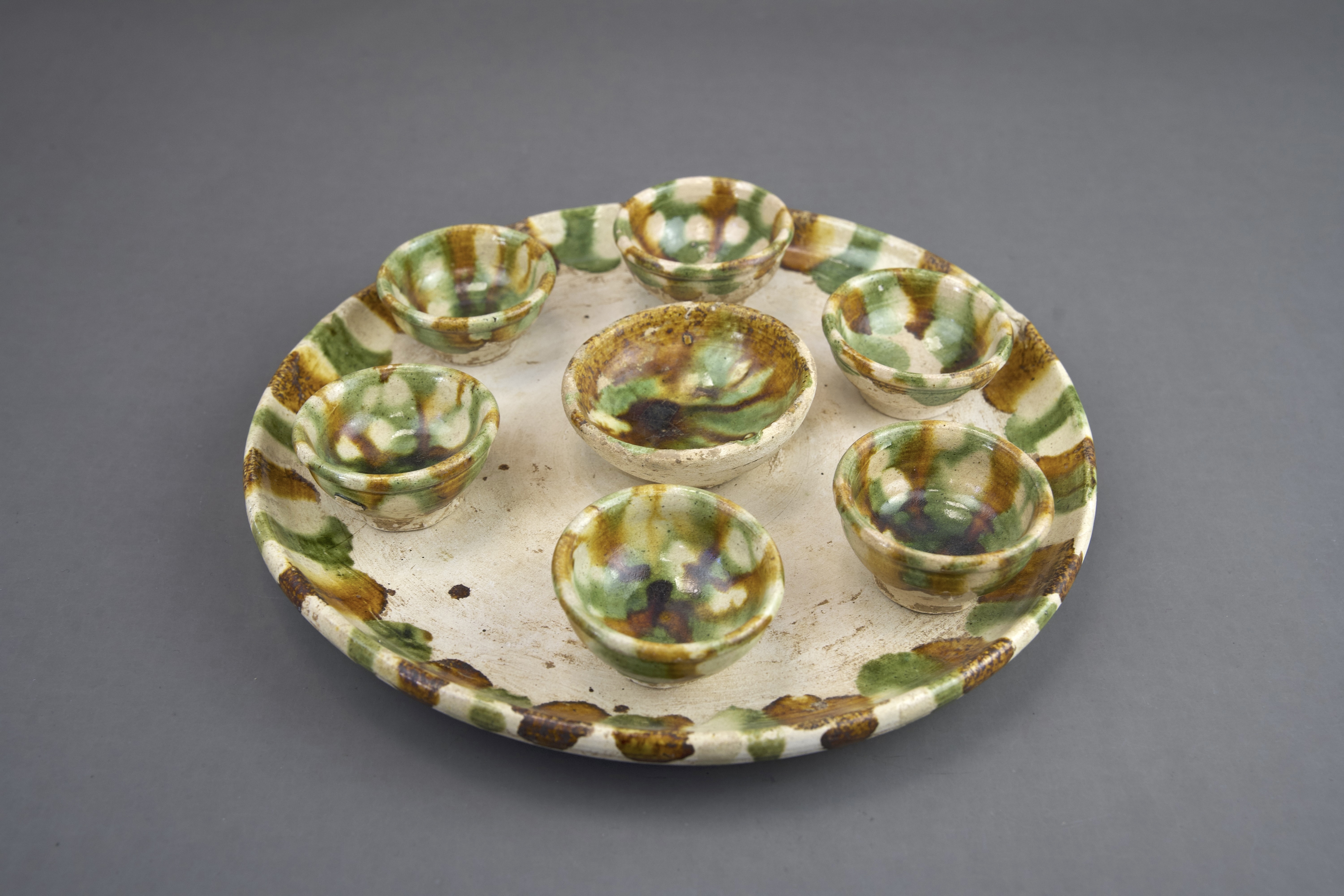A Set of Seven Sancai-glazed Wine Cups and Tray, Tang dynasty - Image 5 of 7