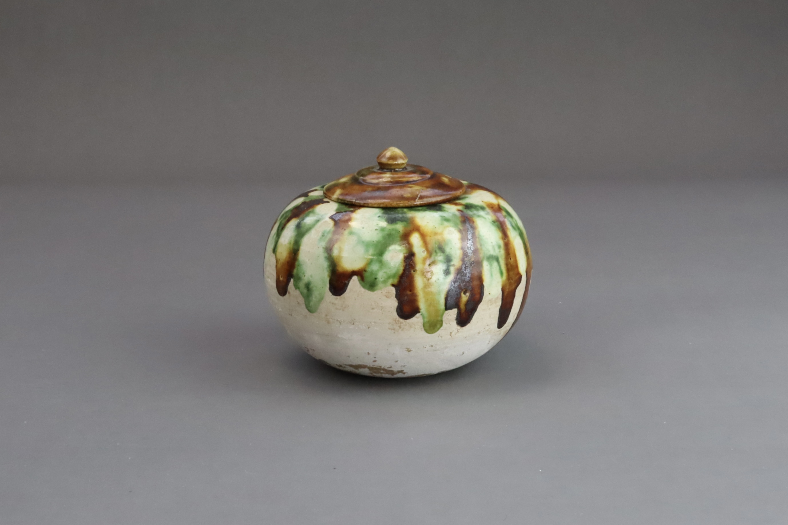 A Sancai-glazed Pottery Waterpot and Cover, Tang dynasty - Image 5 of 8