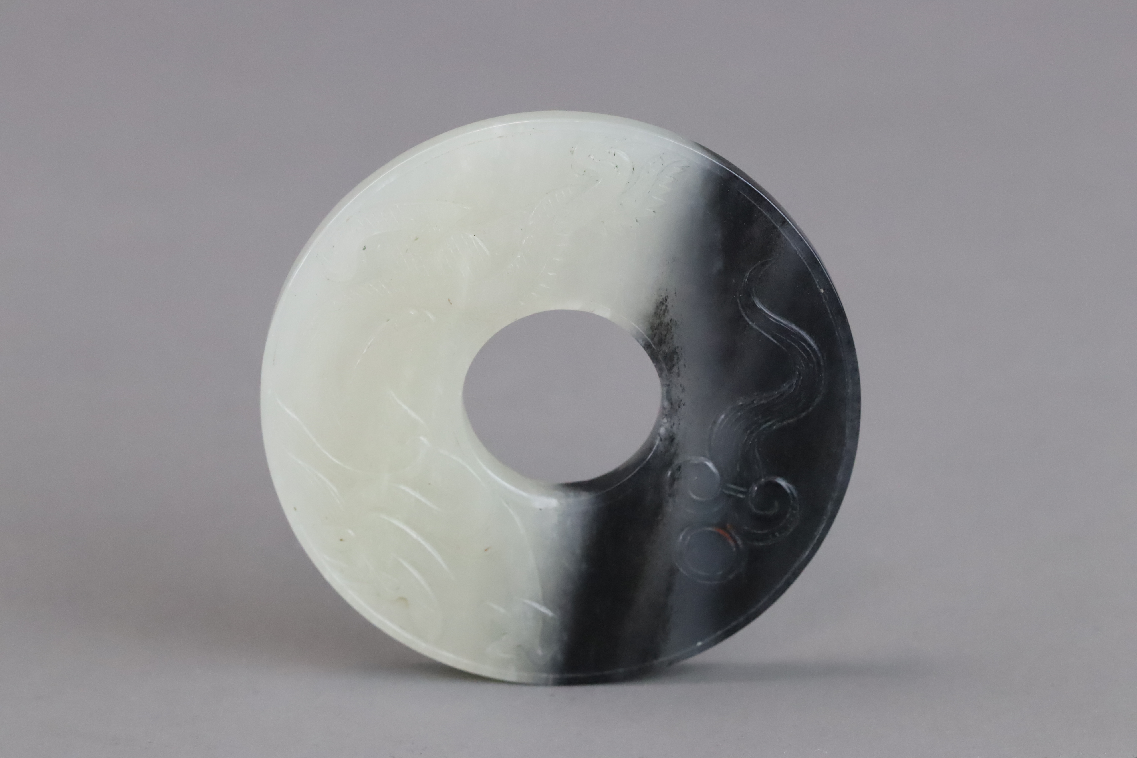 A Black and White Jade Dragon and Phoenix Bi Disc, Ming dynasty or earlier - Image 3 of 9