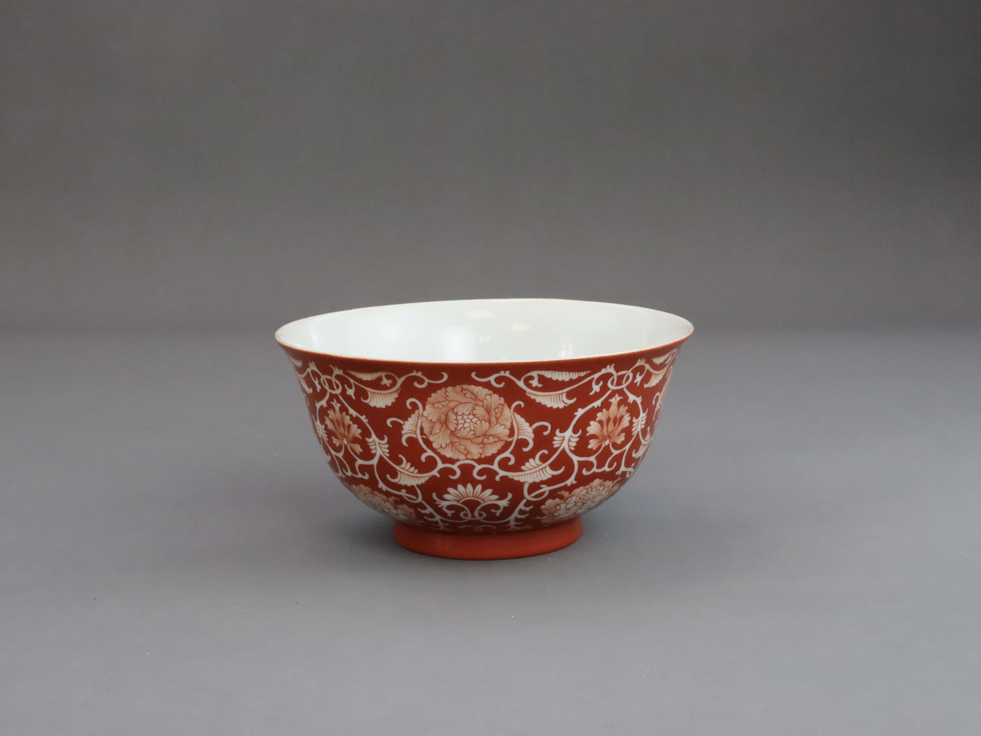 A Coral ground Lotus Scroll Bowl, six character Qianlong seal mark in underglaze blue and of the per - Bild 5 aus 8