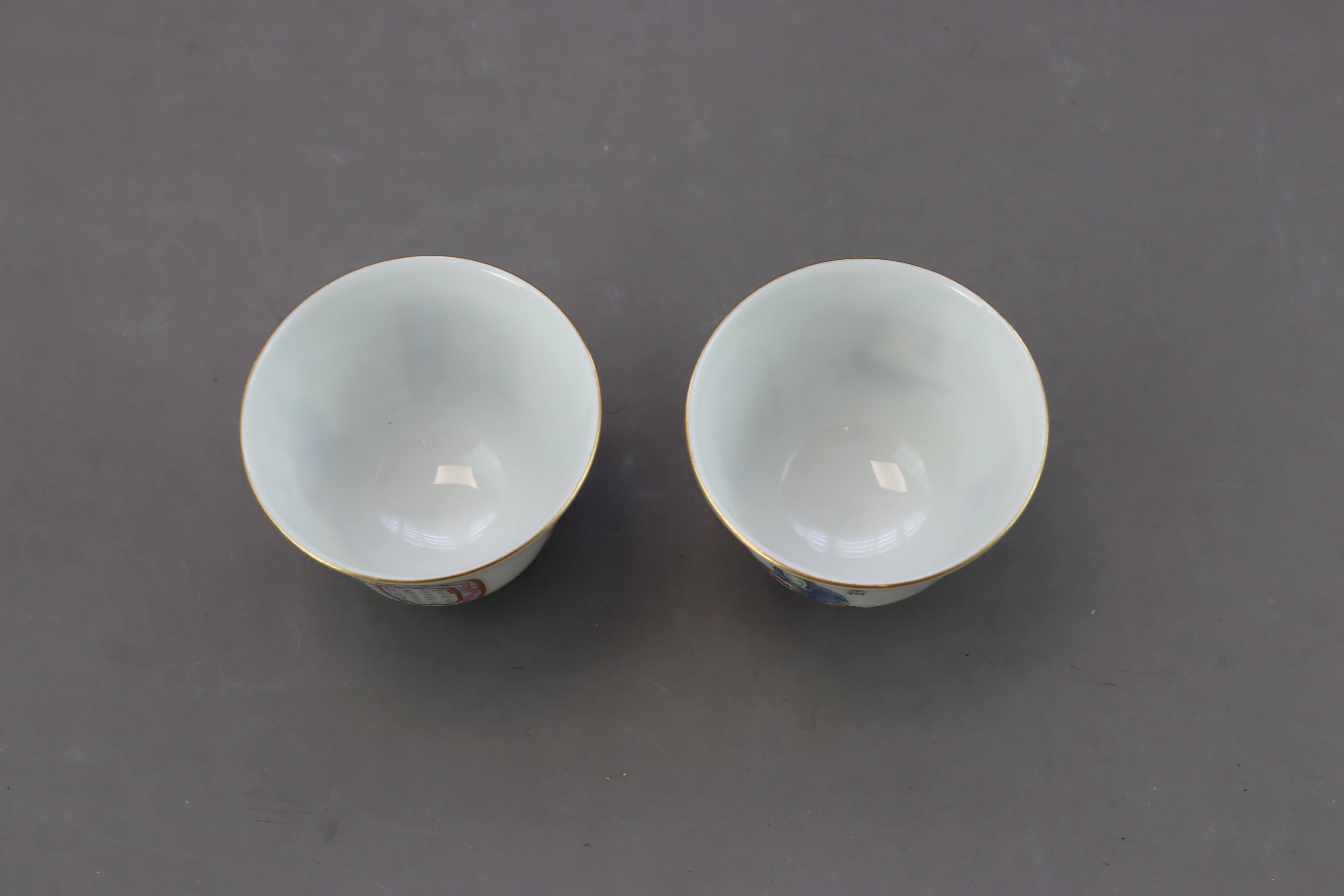 A Pair of Famille-rose 'Wushuangpu' Cups - Bild 5 aus 6