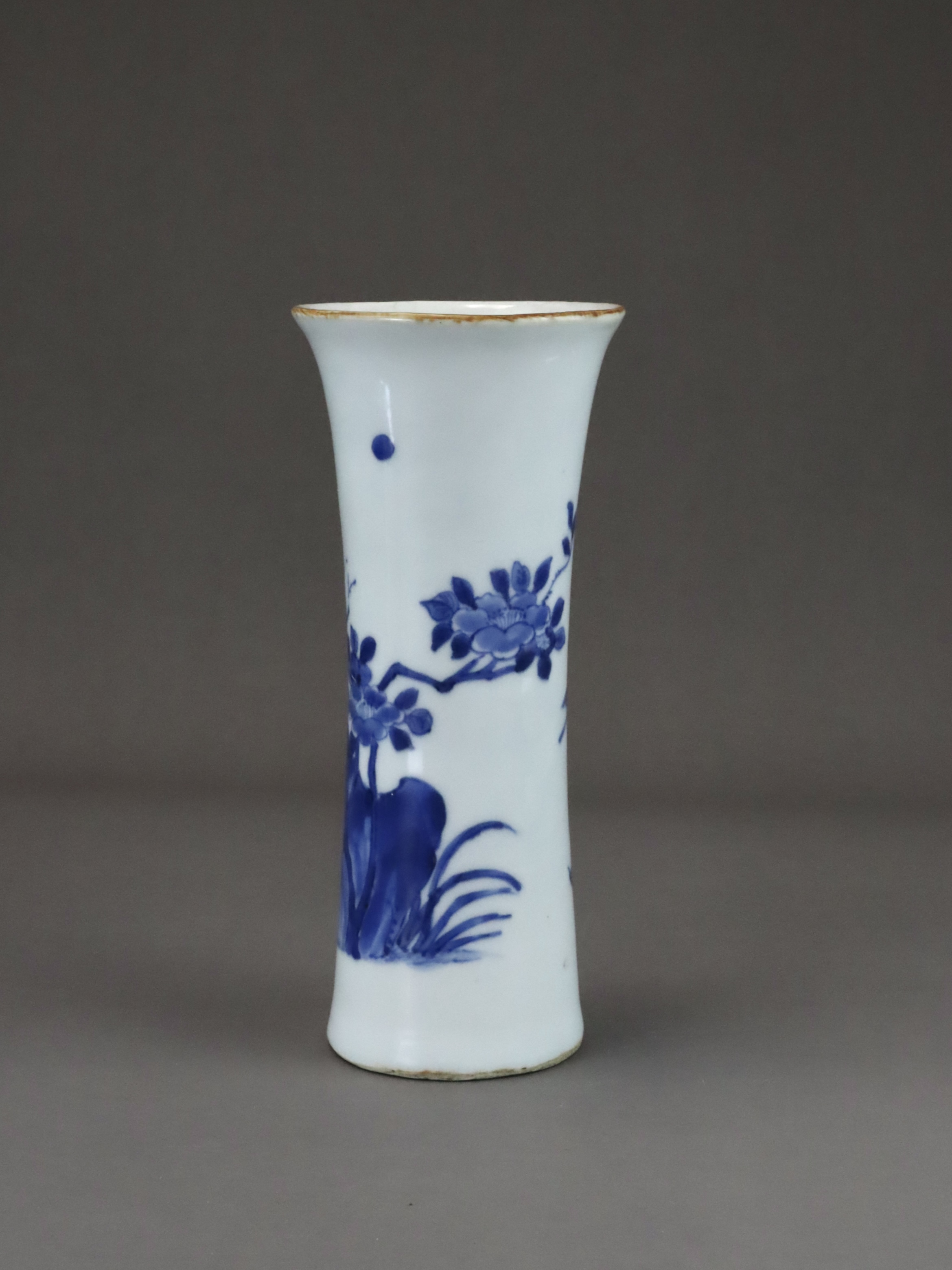 A Blue and White Beaker Vase with Birds and Flowers, Transitional - Bild 3 aus 7