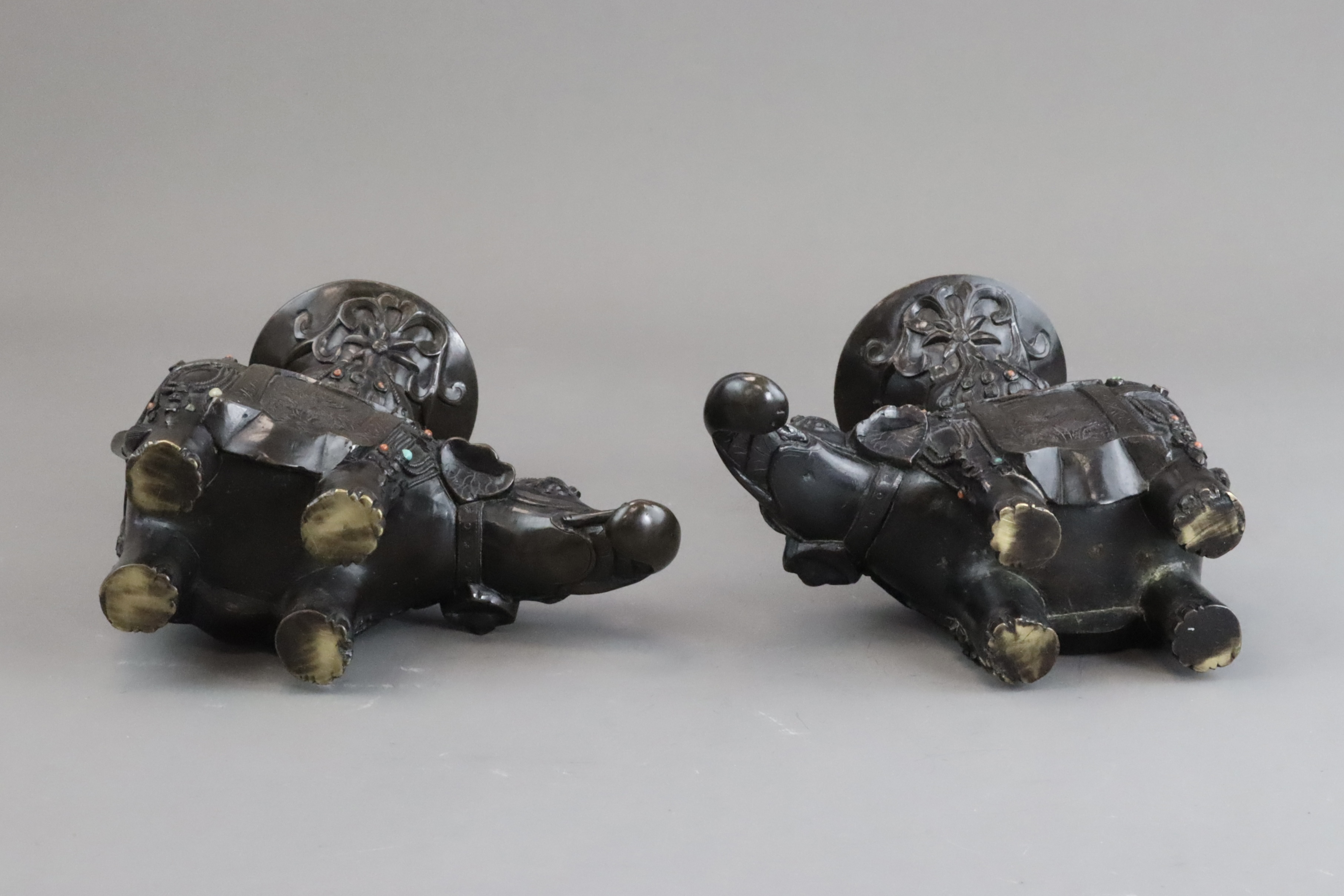 A Pair of Bronze Elephants bearing Vases, Qing dynasty, - Bild 6 aus 8