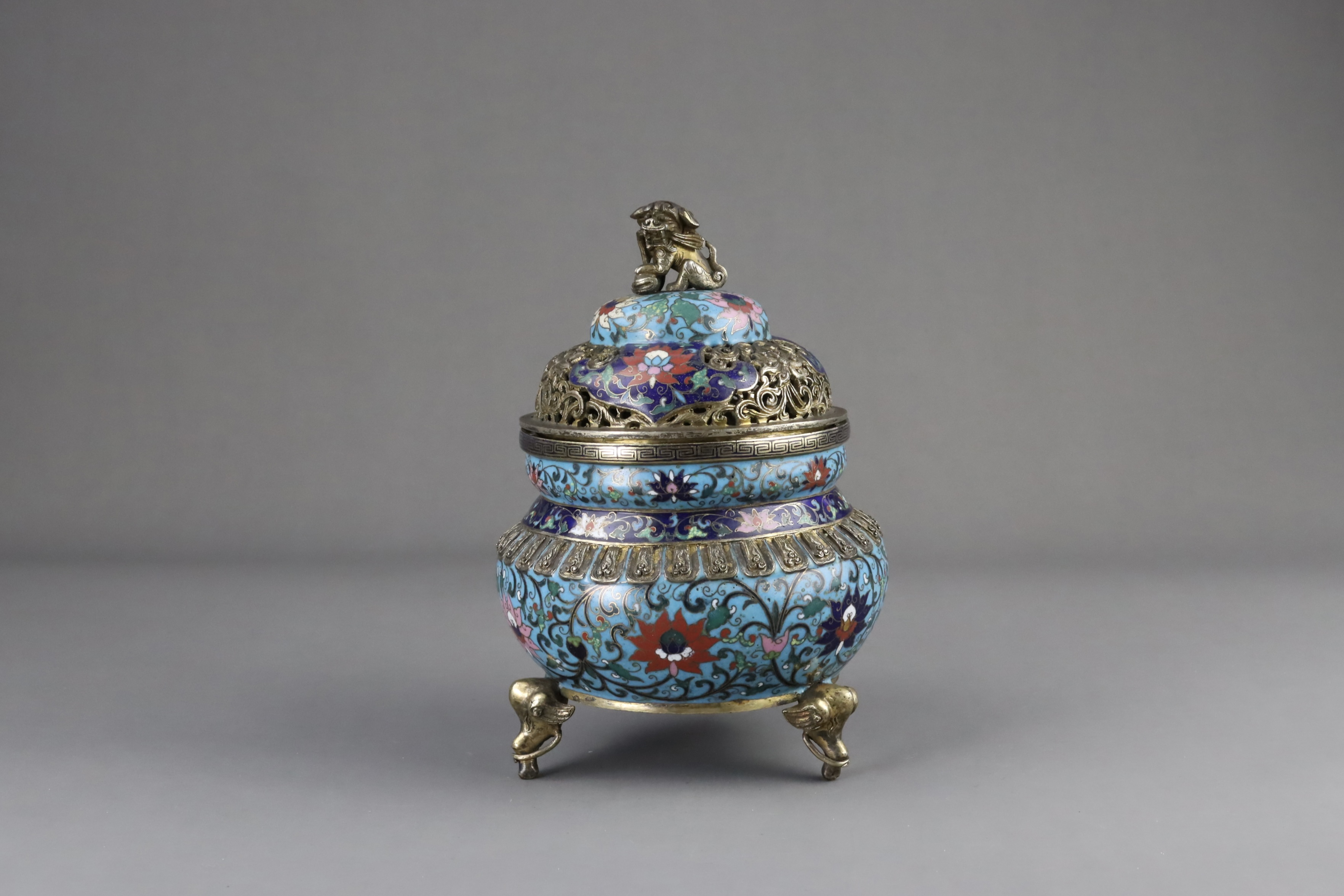 A Cloisonne Tripod Censer and Cover, 18/19th century - Image 2 of 10