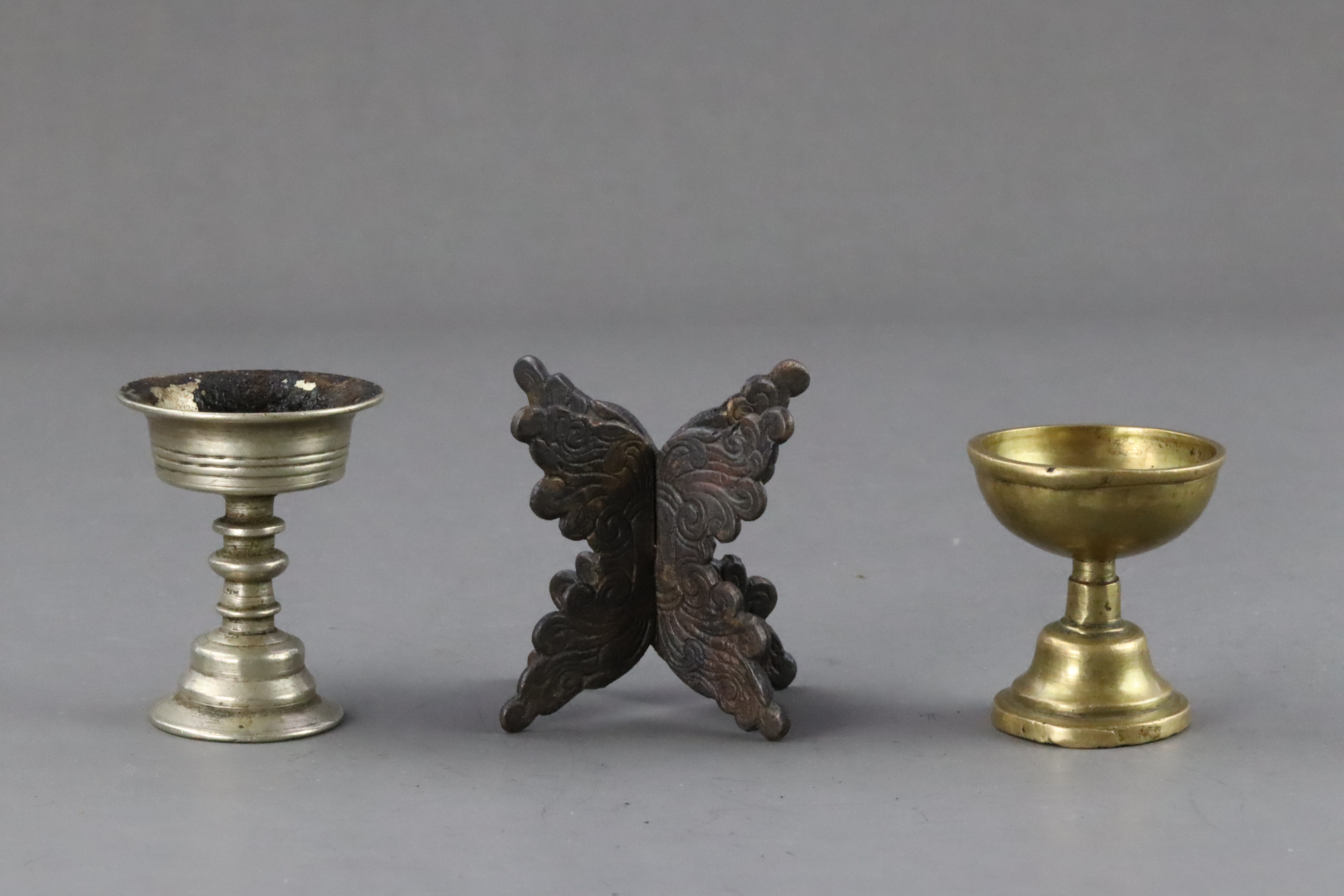 A Gilt Copper Altar Emblem, 17/18th century, Two Butter Lamps and a Stand, 19/20th century, - Bild 11 aus 13