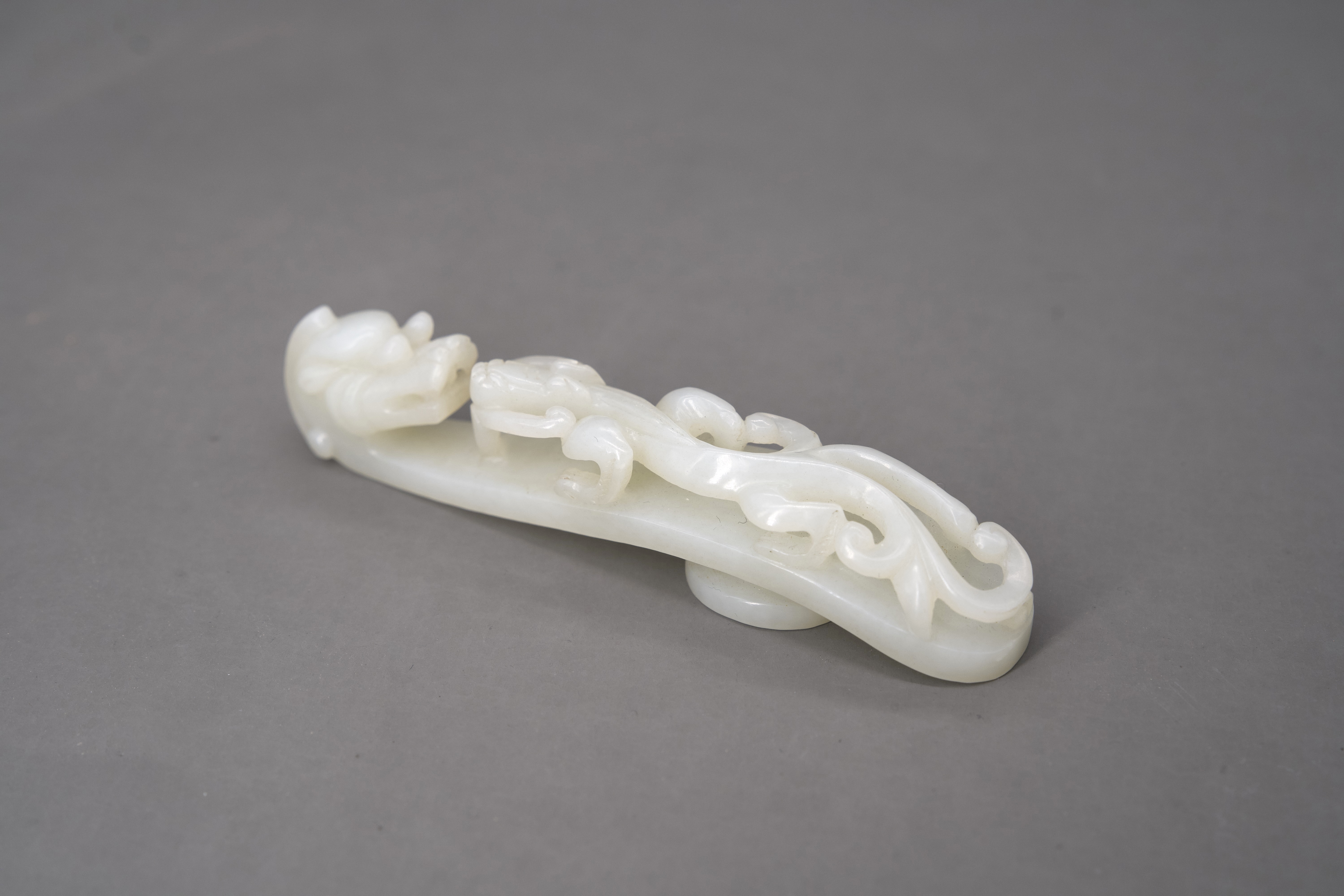 A Pale Celadon Jade Dragon Belthook, Qing dynasty - Image 5 of 5