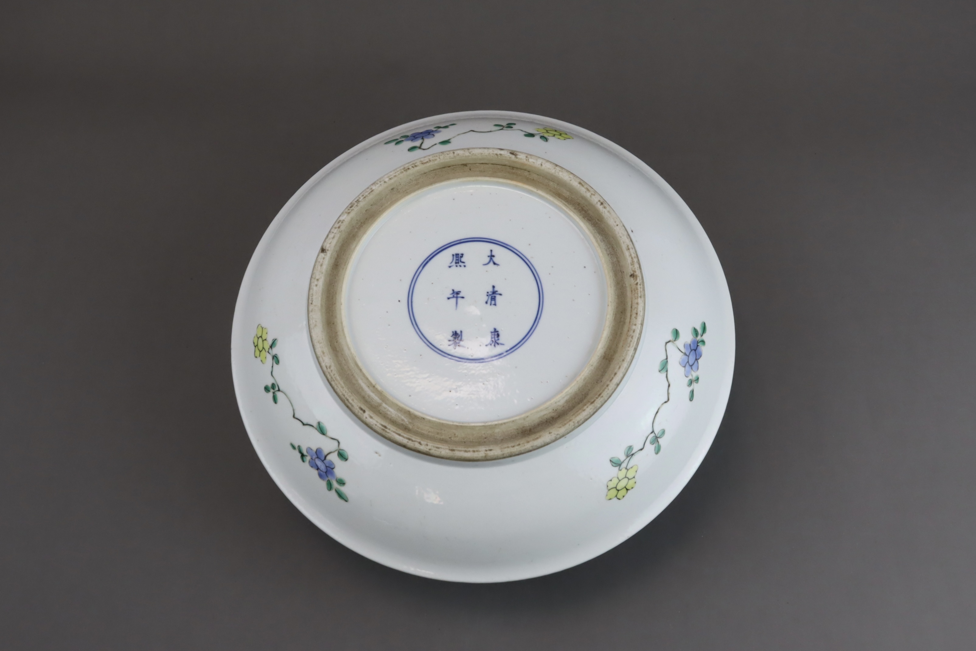 A famille verte Saucer Dish with Figures, late Qing dynasty - Image 3 of 5