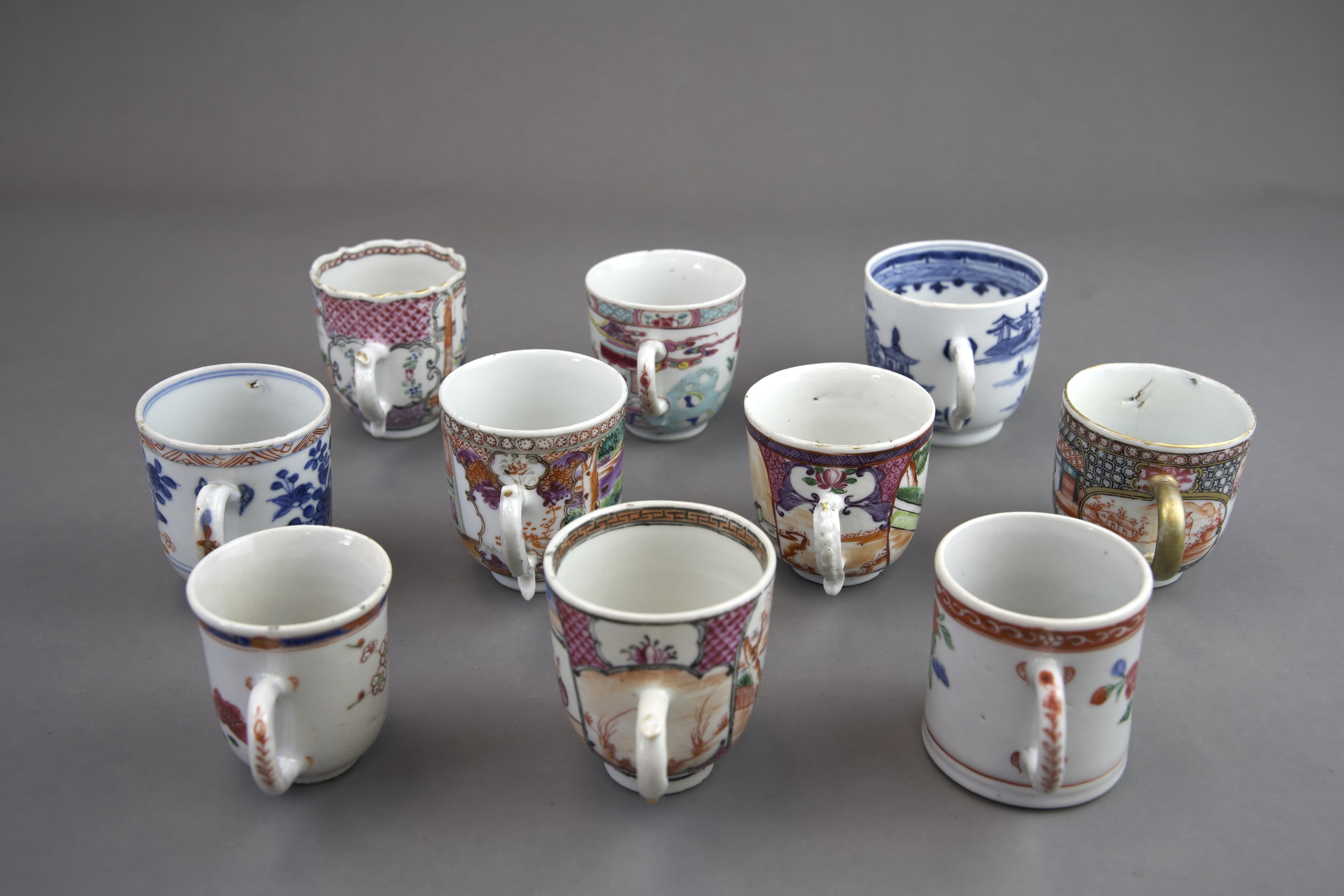 A Set of 10 Blue and White and 'famille rose' Coffee Cups, 18th century - Bild 3 aus 6