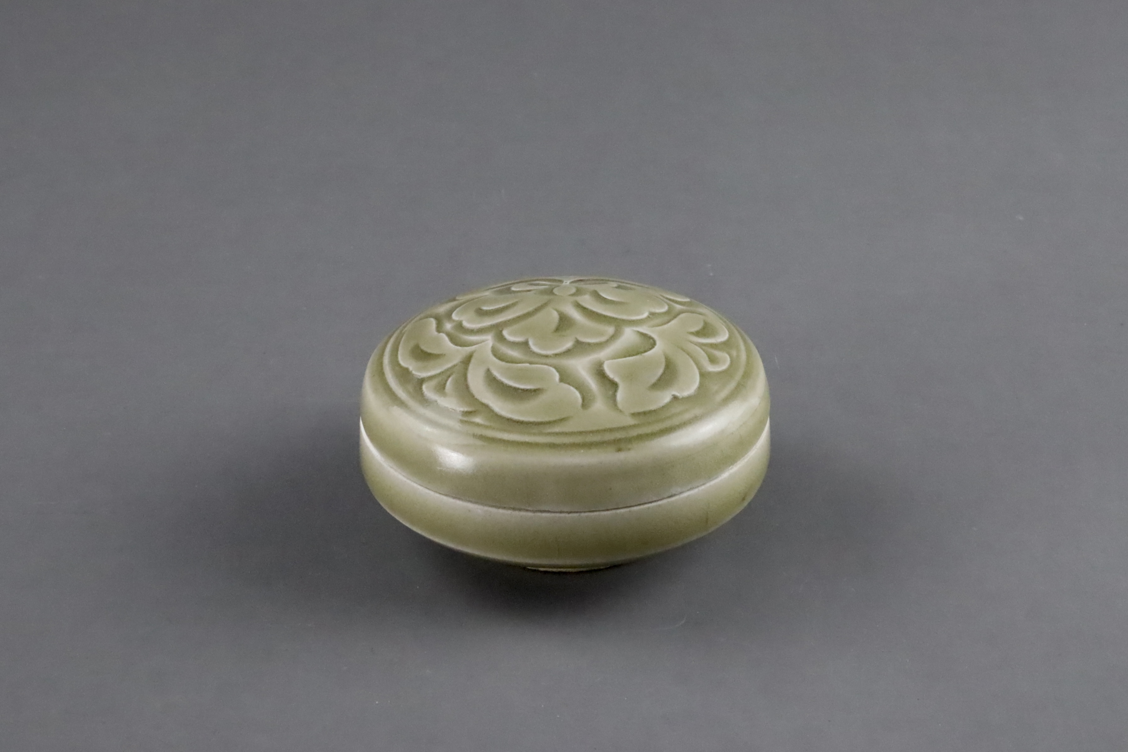 A Fine Yaozhou Carved Celadon Box and Cover, Song dynasty - Image 8 of 11