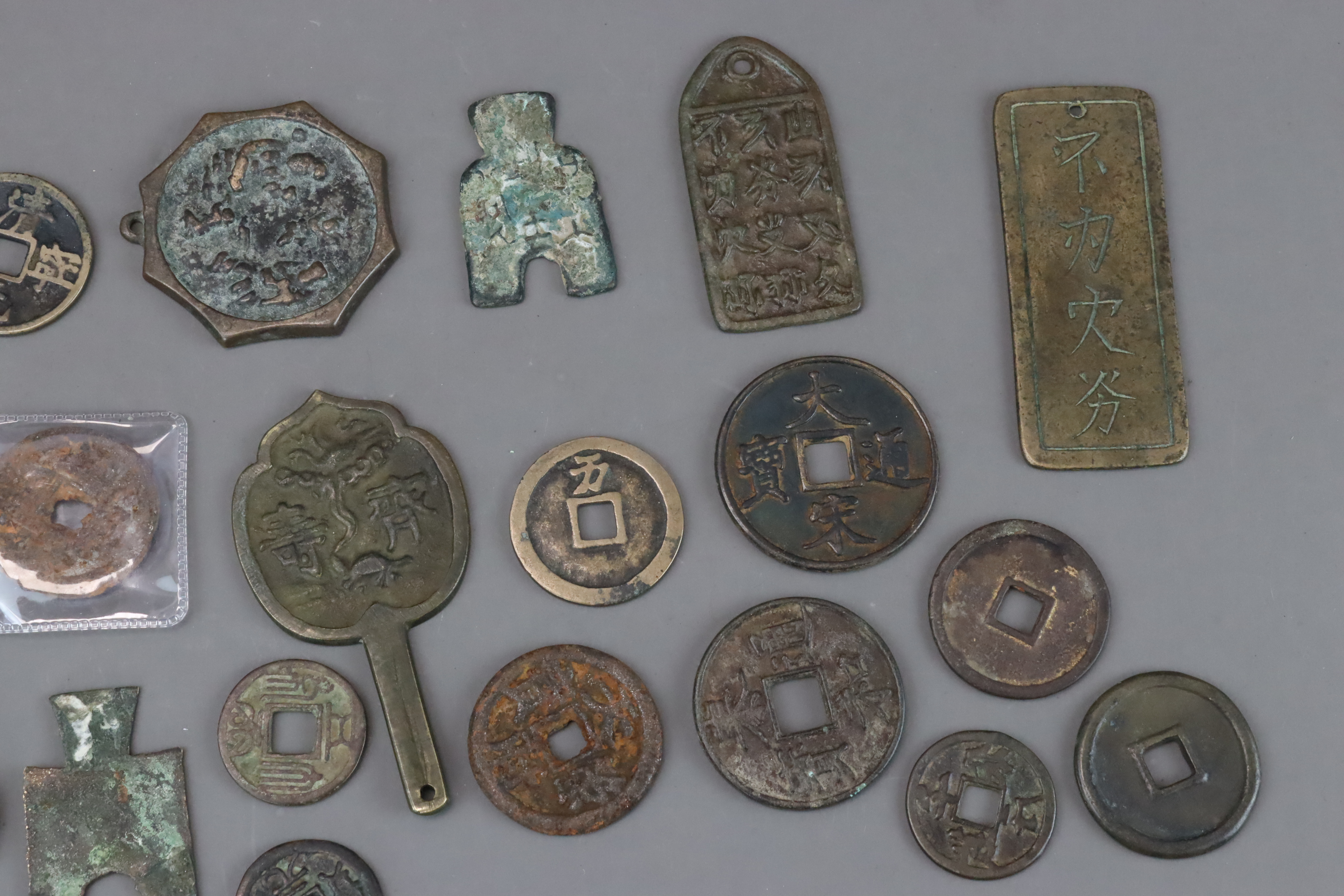 A Set of 21 Chinese Coins, Song dynasty and later - Image 9 of 10