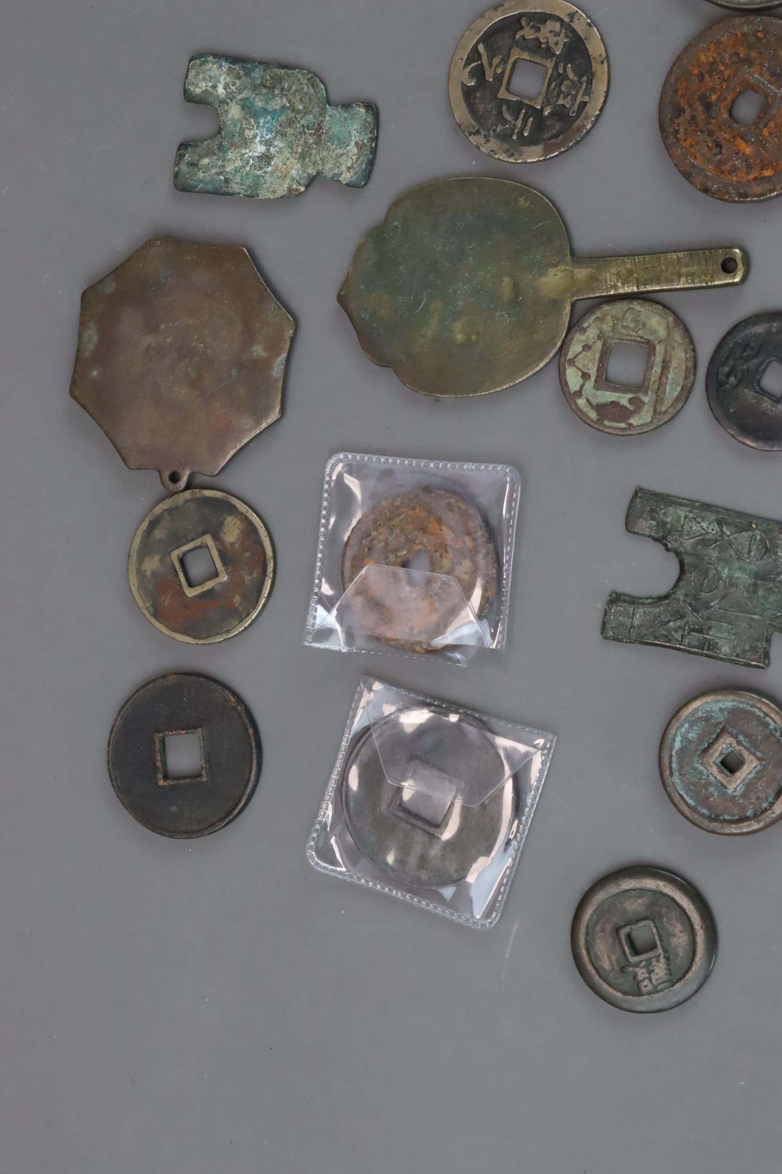 A Set of 21 Chinese Coins, Song dynasty and later - Image 4 of 10