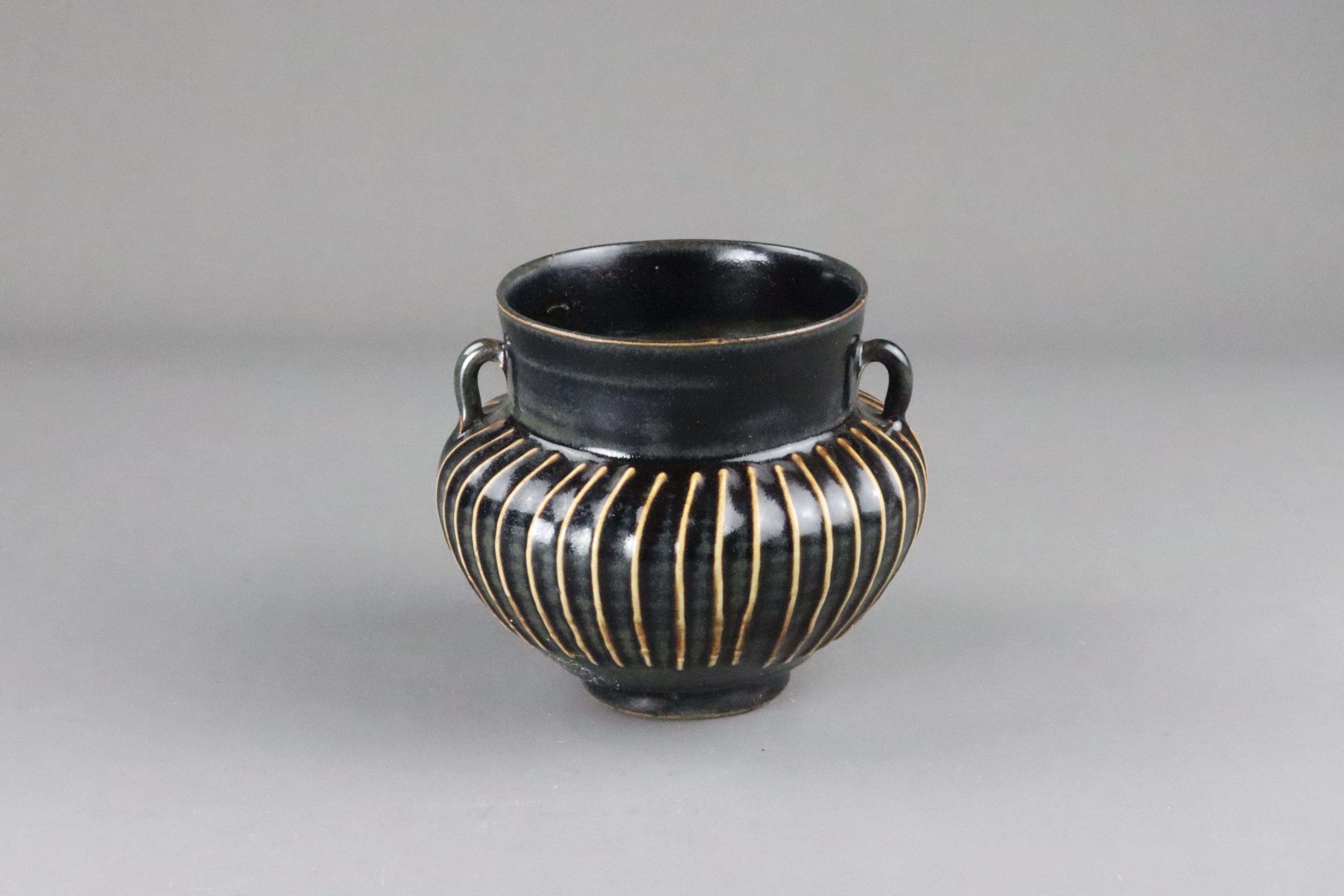 A Cizhou Black-glazed Ribbed Handled Jar, Song dynasty - Bild 2 aus 10