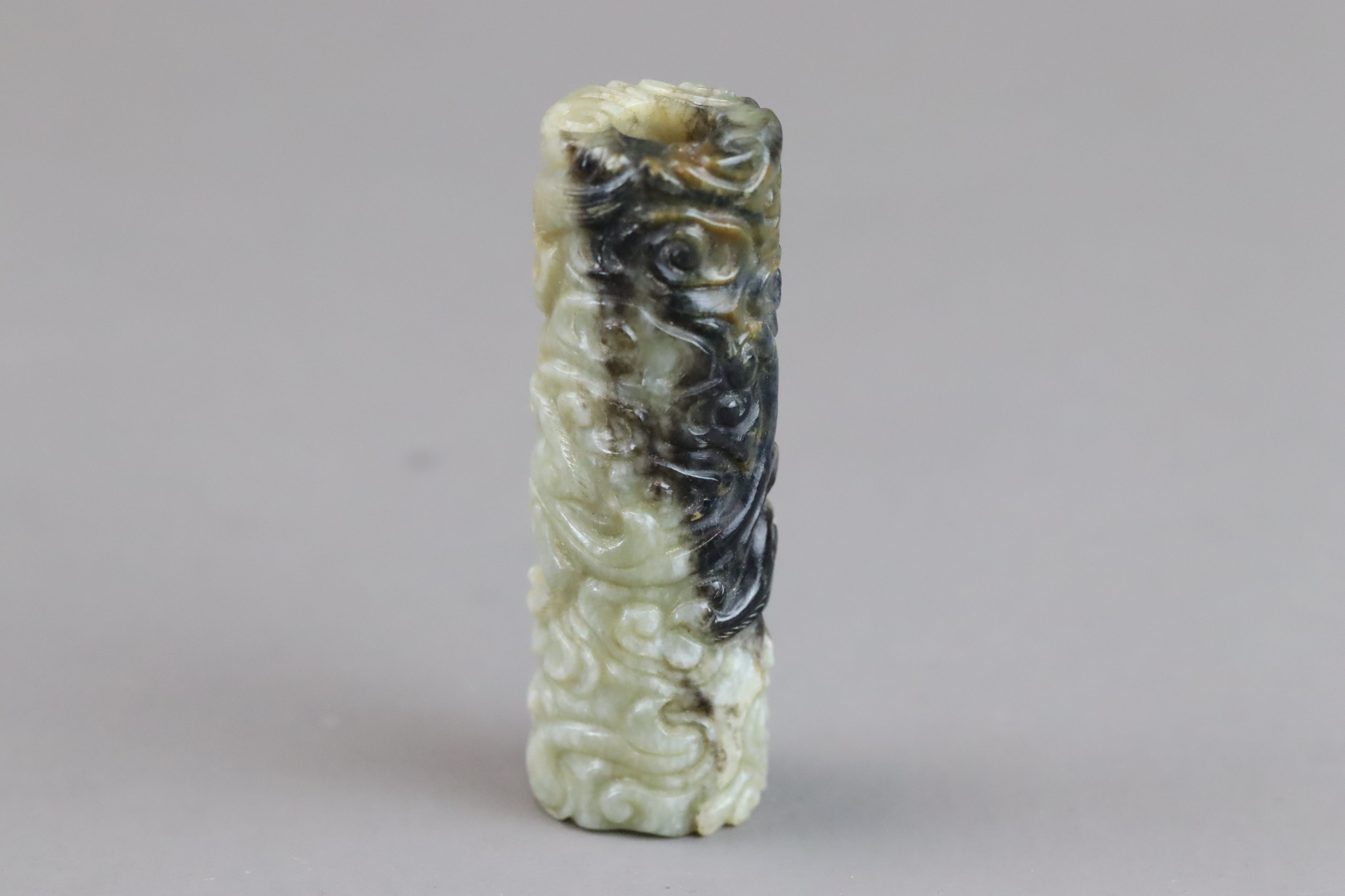 A Black and Celadon Jade Cylinder carved with  Chilong, Ming dynasty - Image 8 of 9