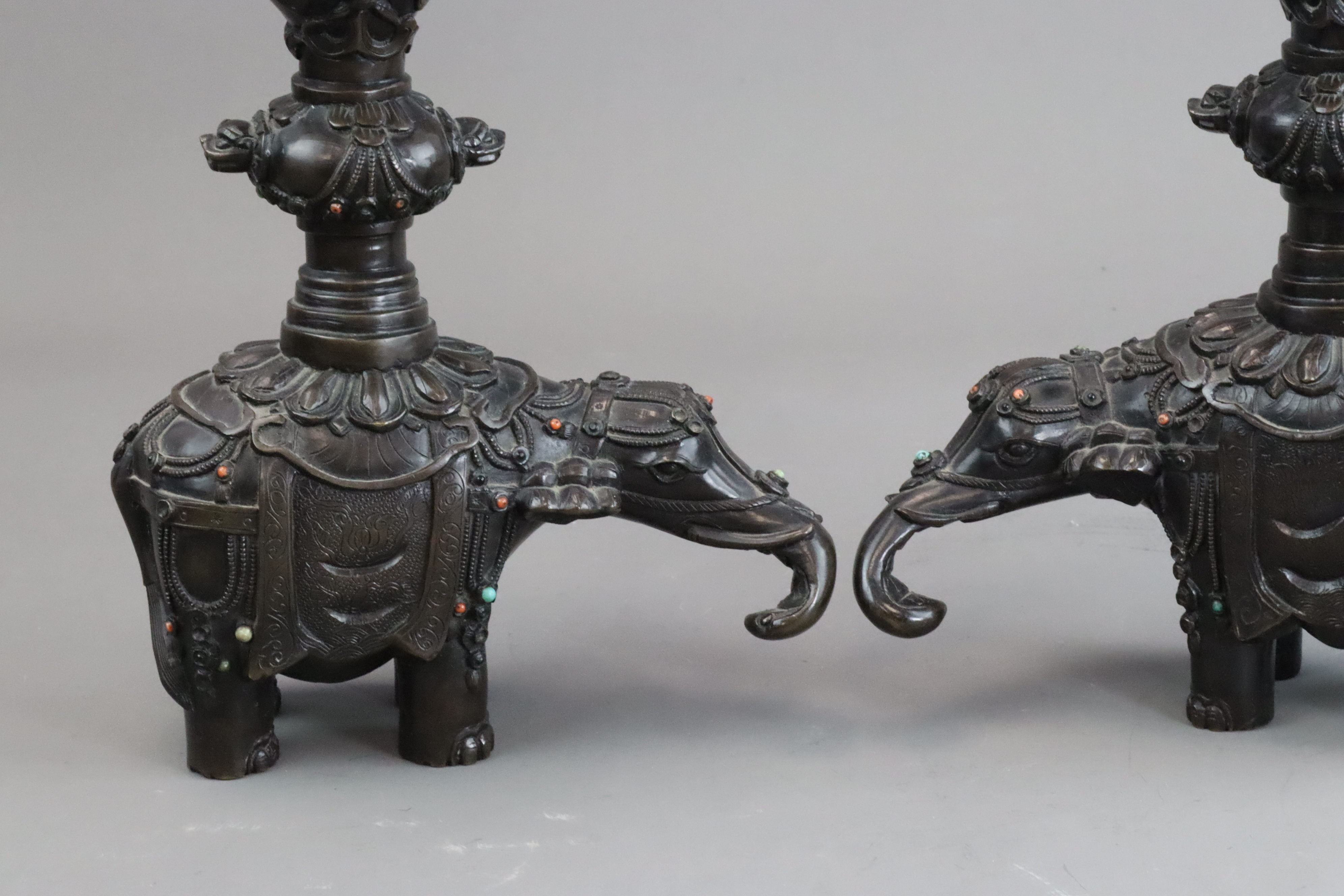A Pair of Bronze Elephants bearing Vases, Qing dynasty, - Bild 7 aus 8
