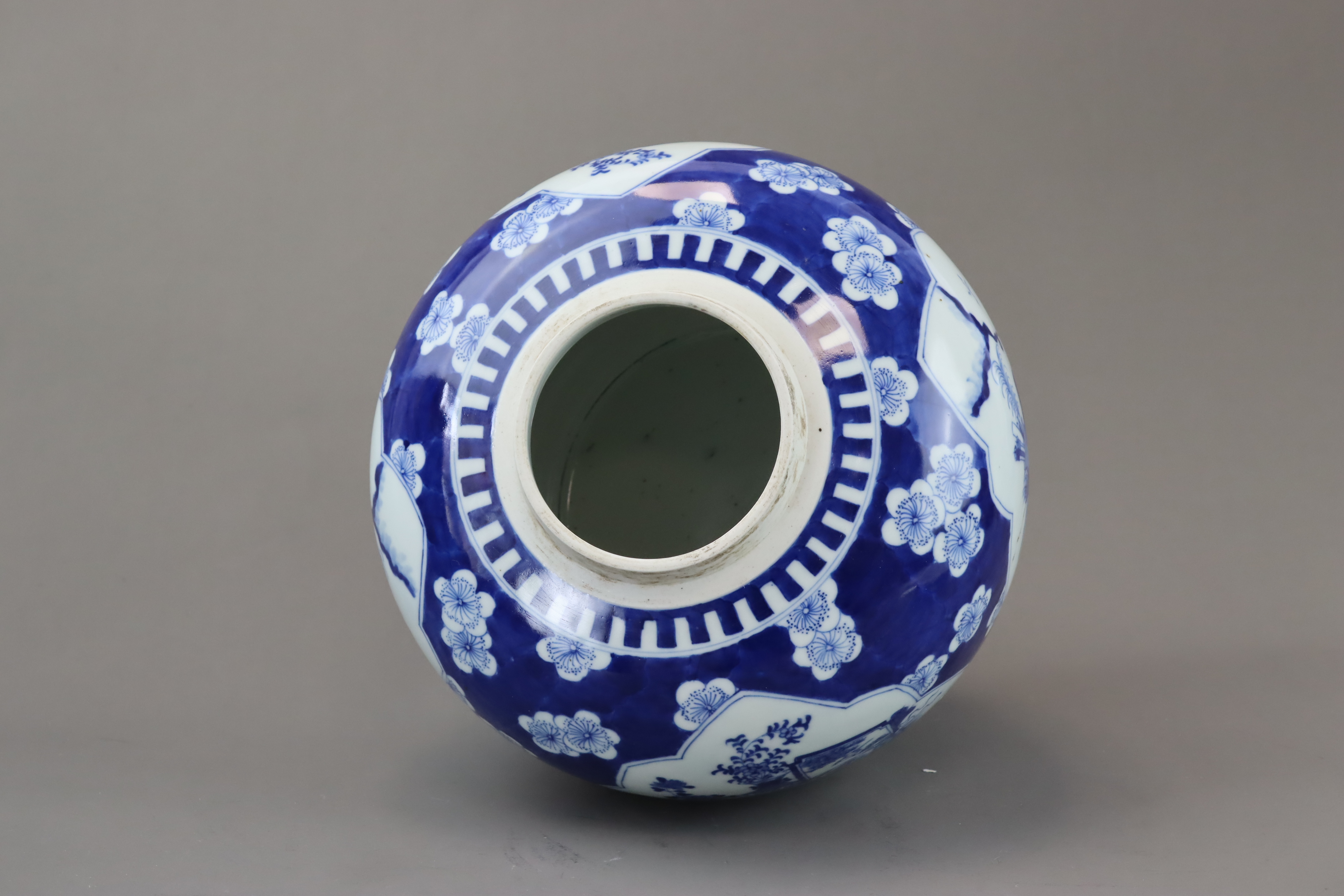 A Blue and White Jar and Cover with Prunus and the 'Hundred Treasures', Late Qing dynasty - Image 7 of 7