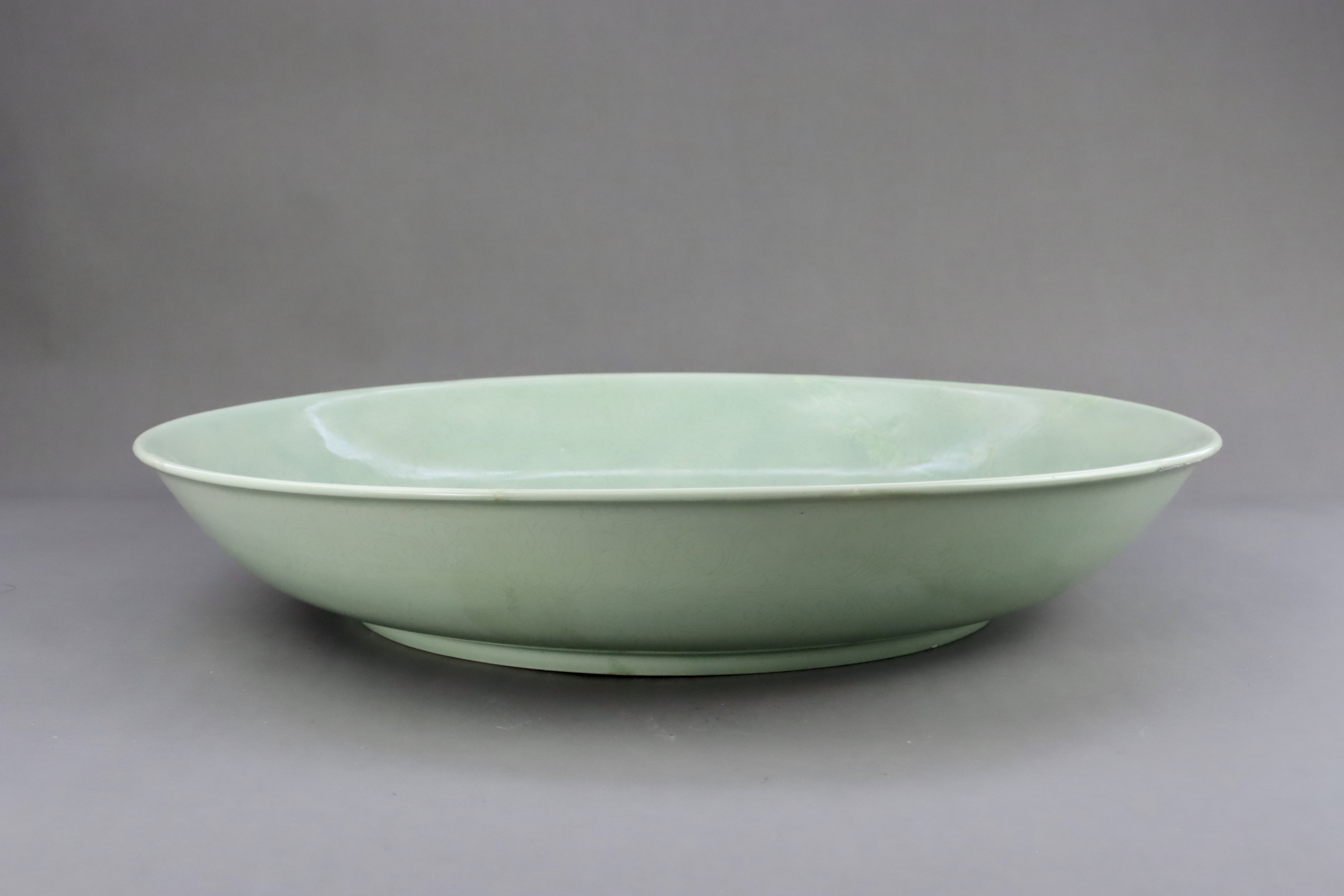 A Rare Celadon Large Dish carved with Lotus, six character underglaze blue mark of Kangxi - Image 8 of 8