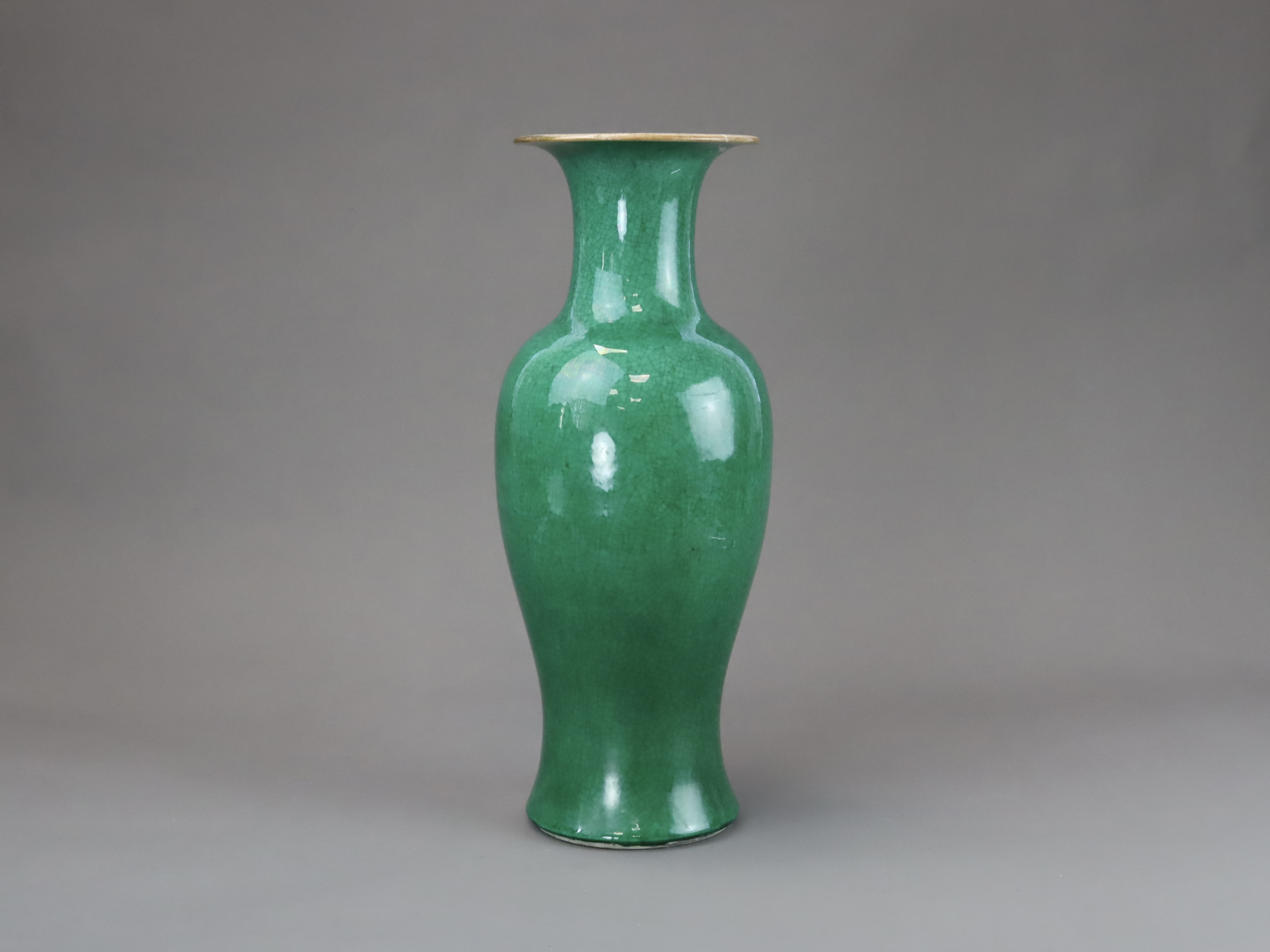 An Apple Green Vase, Qing dynasty, - Image 7 of 7