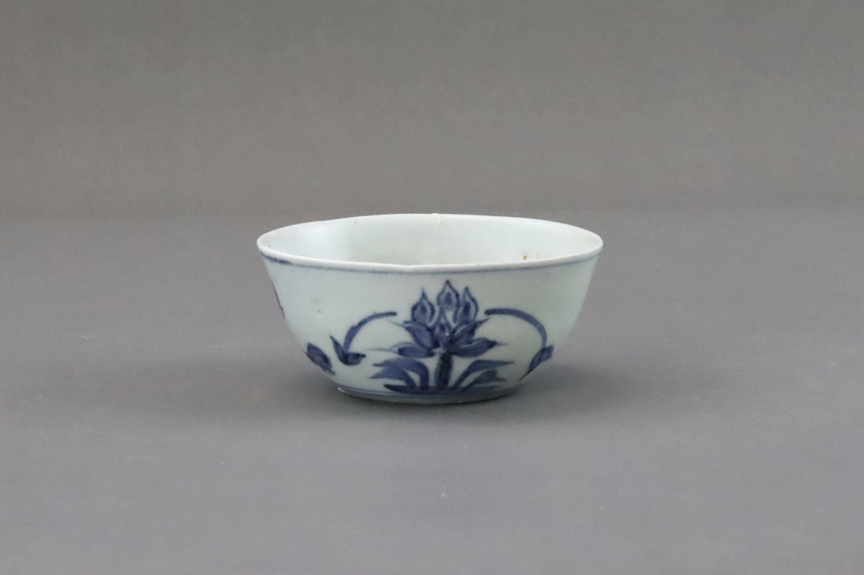 A Blue and White Chicken Cup, Late Ming dynasty - Image 4 of 12